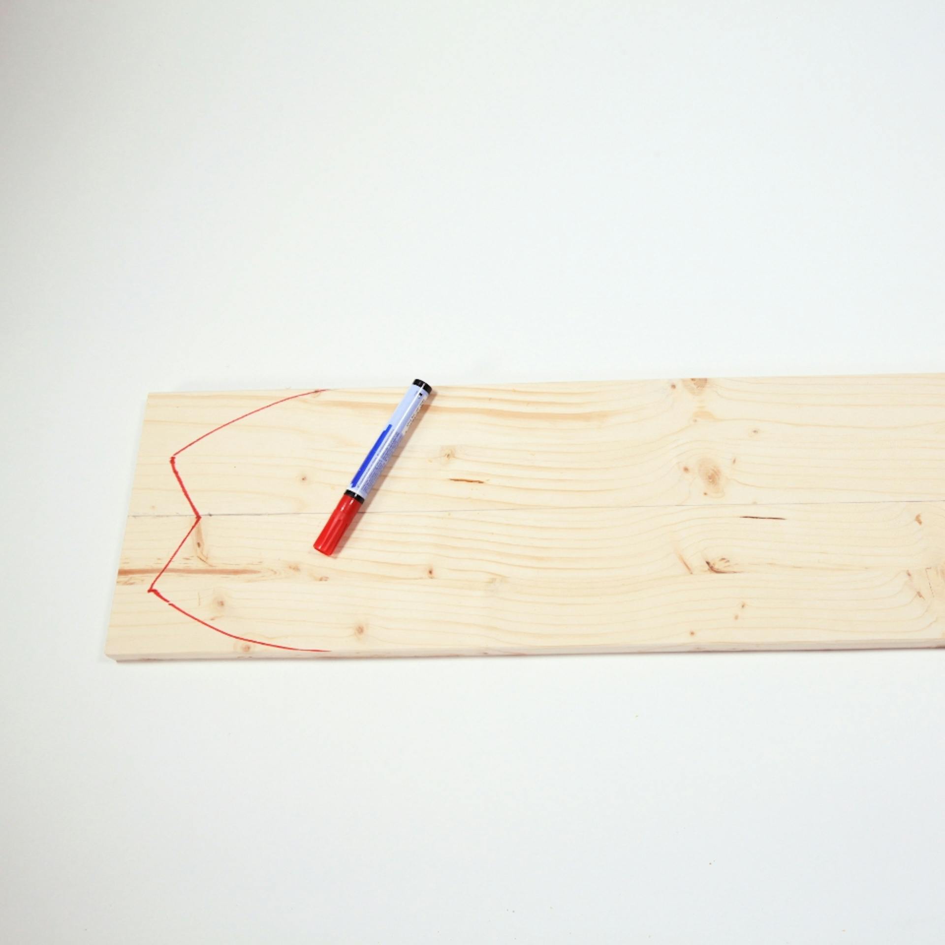 Holzbrett mit vorgezeichnetem Balance Board