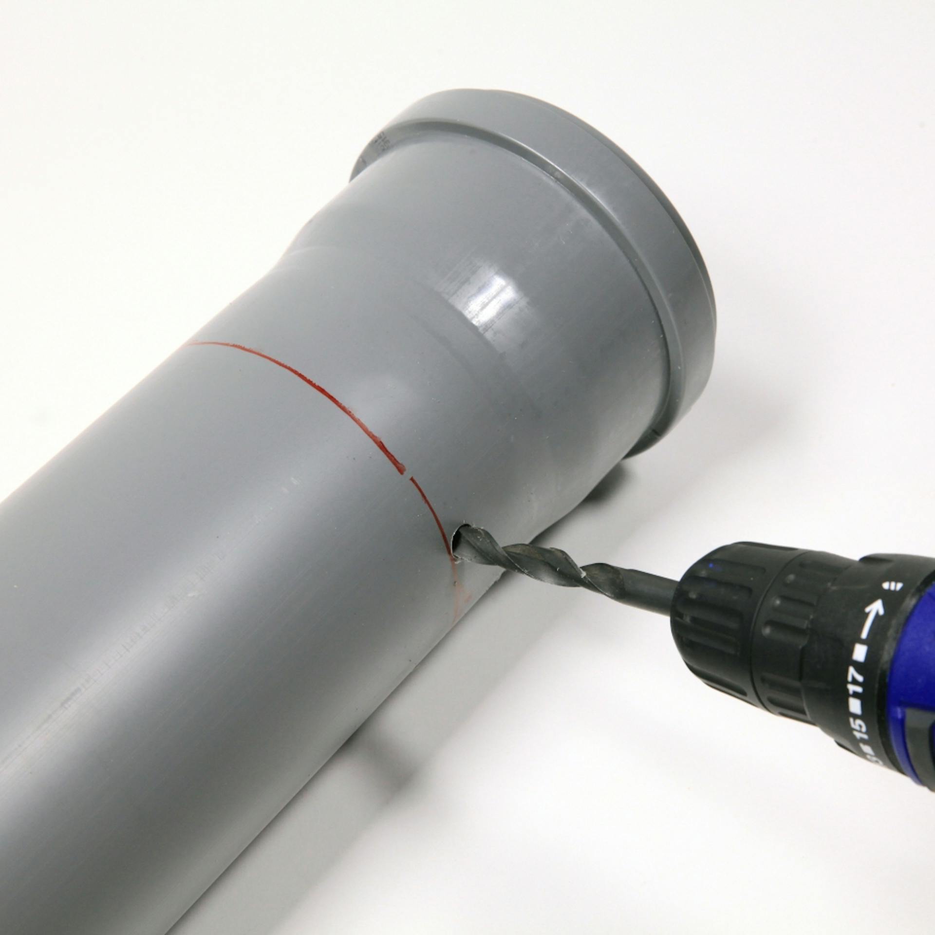 Bohrer setzte an Abflussrohr an für Lochbohrung.