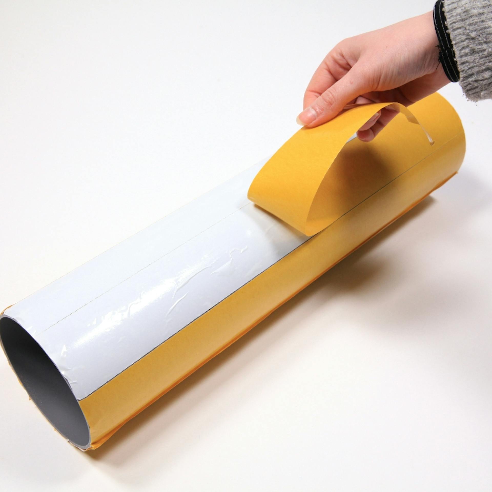 Rohr wird mit doppelseitigem Klebeband beklebt.