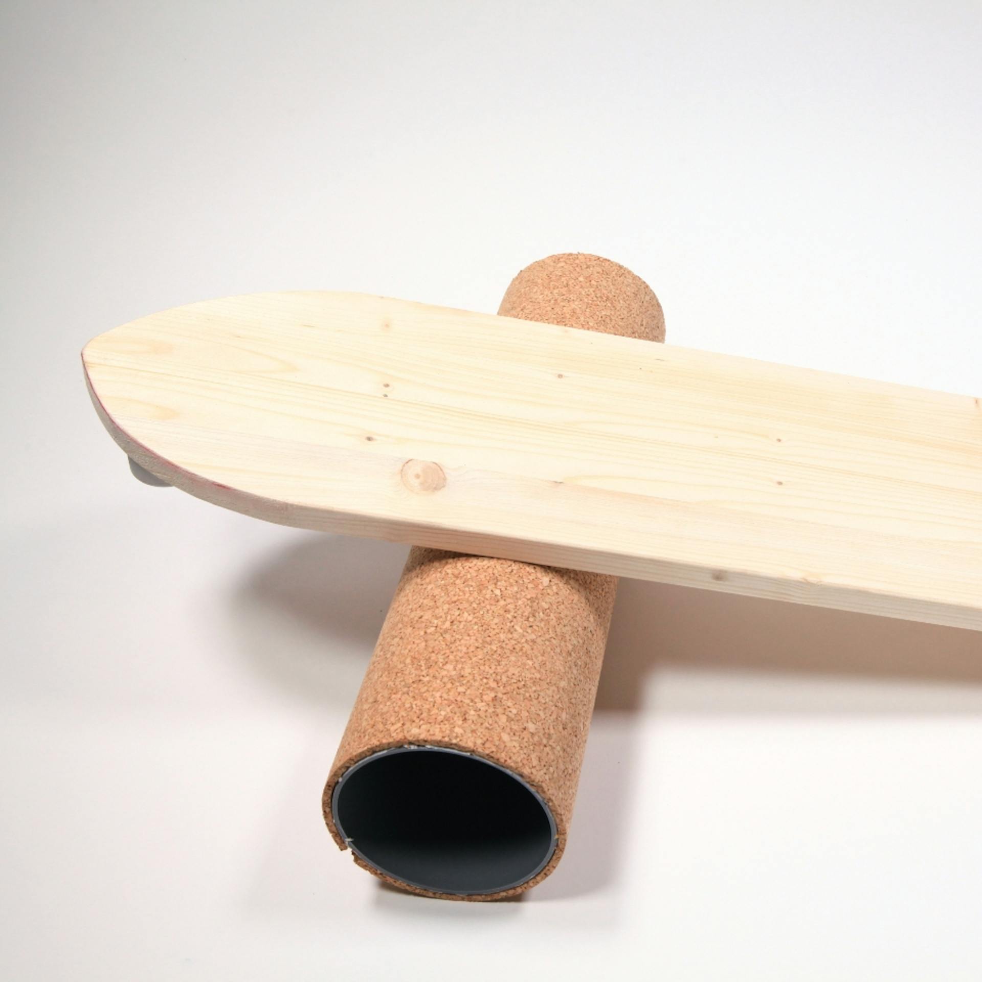 Balance Board liegt auf mit Kork umwickelter Rolle.