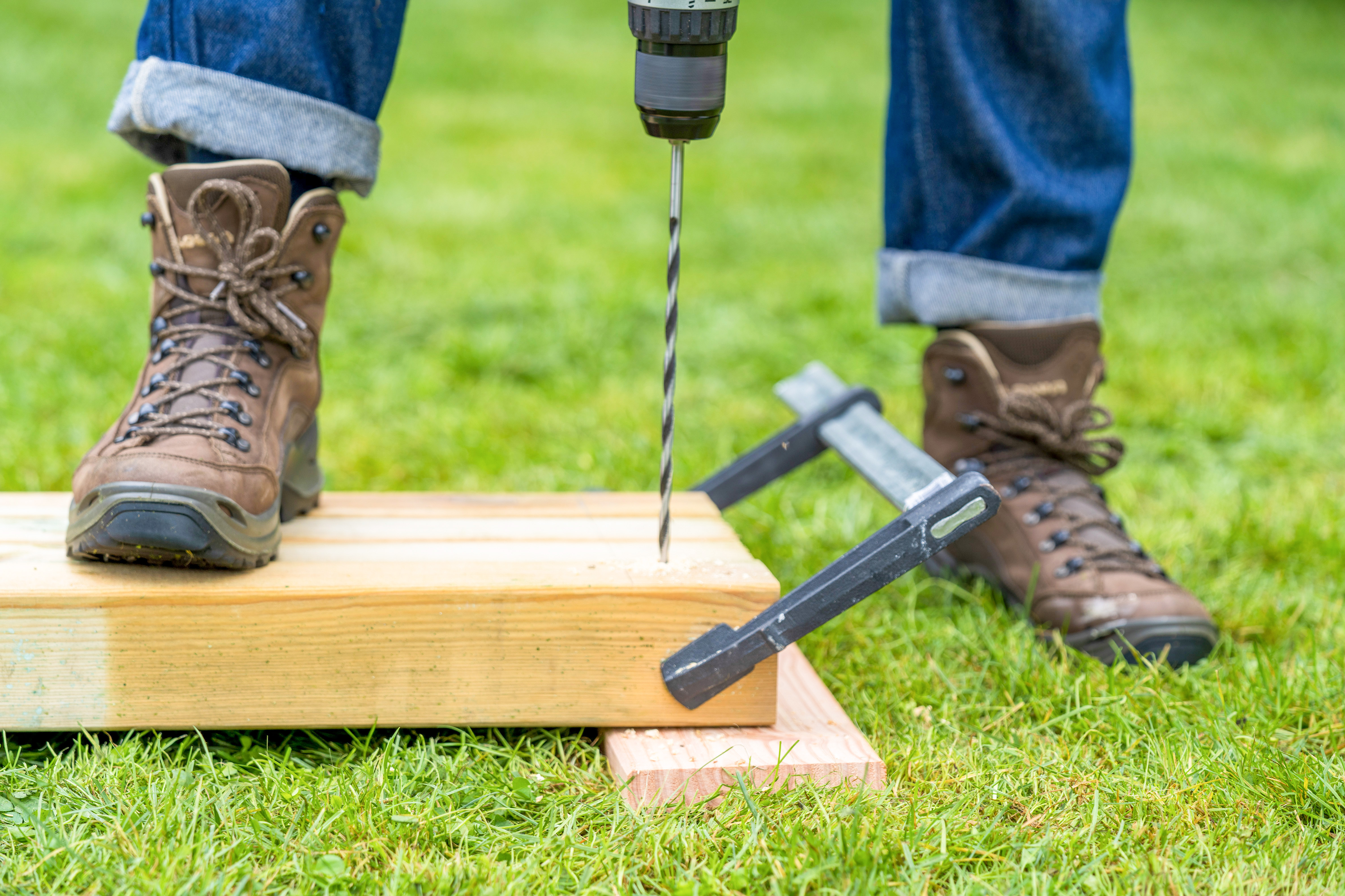 Löcher zum Verschrauben des Rahmens werden vorgebohrt