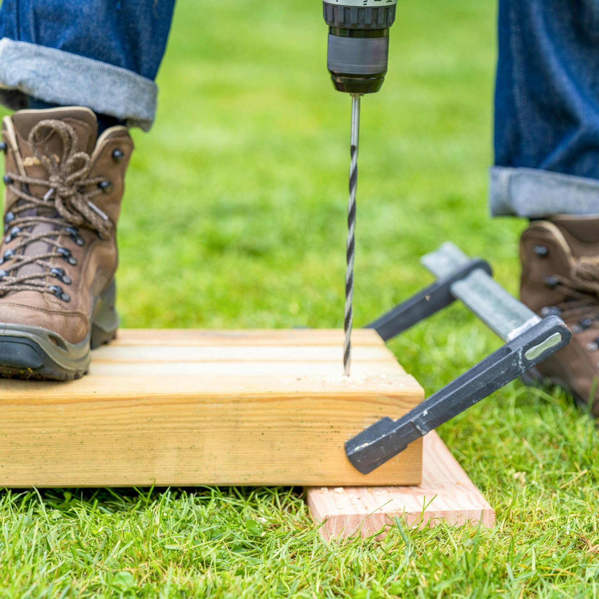 Löcher zum Verschrauben des Rahmens werden vorgebohrt