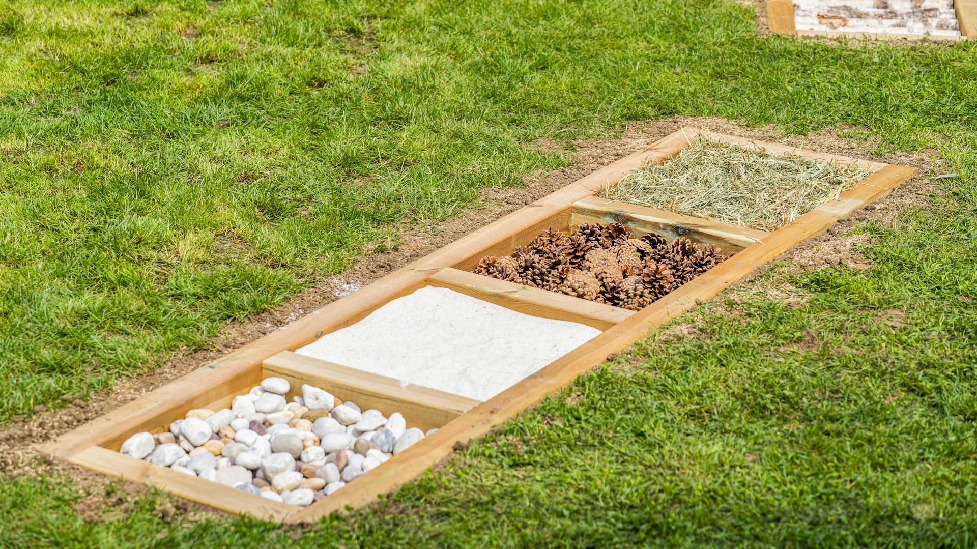 Fertiger, befüllter Barfußpfad in Garten
