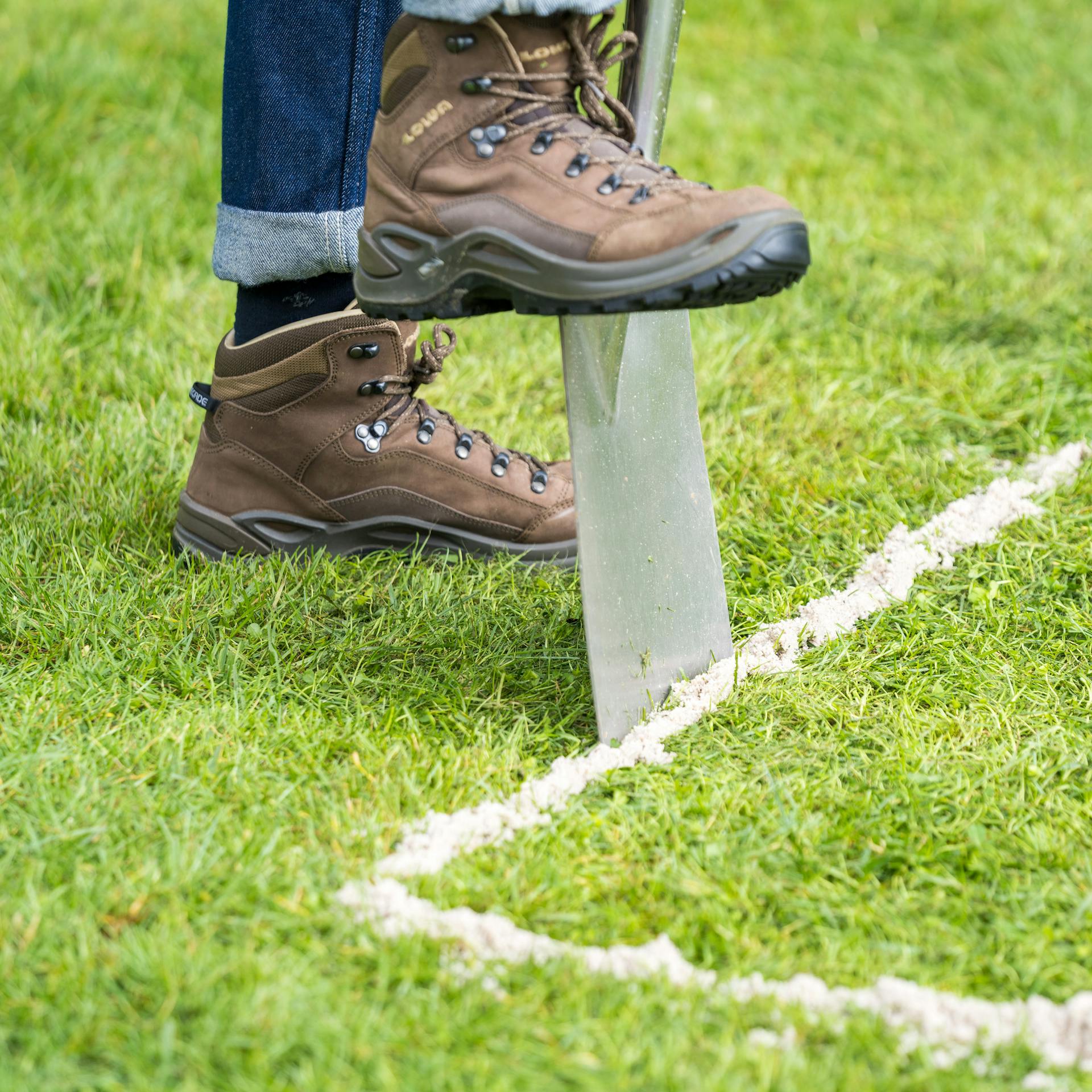 Spaten wird an markierter Stelle in den Boden gestochen