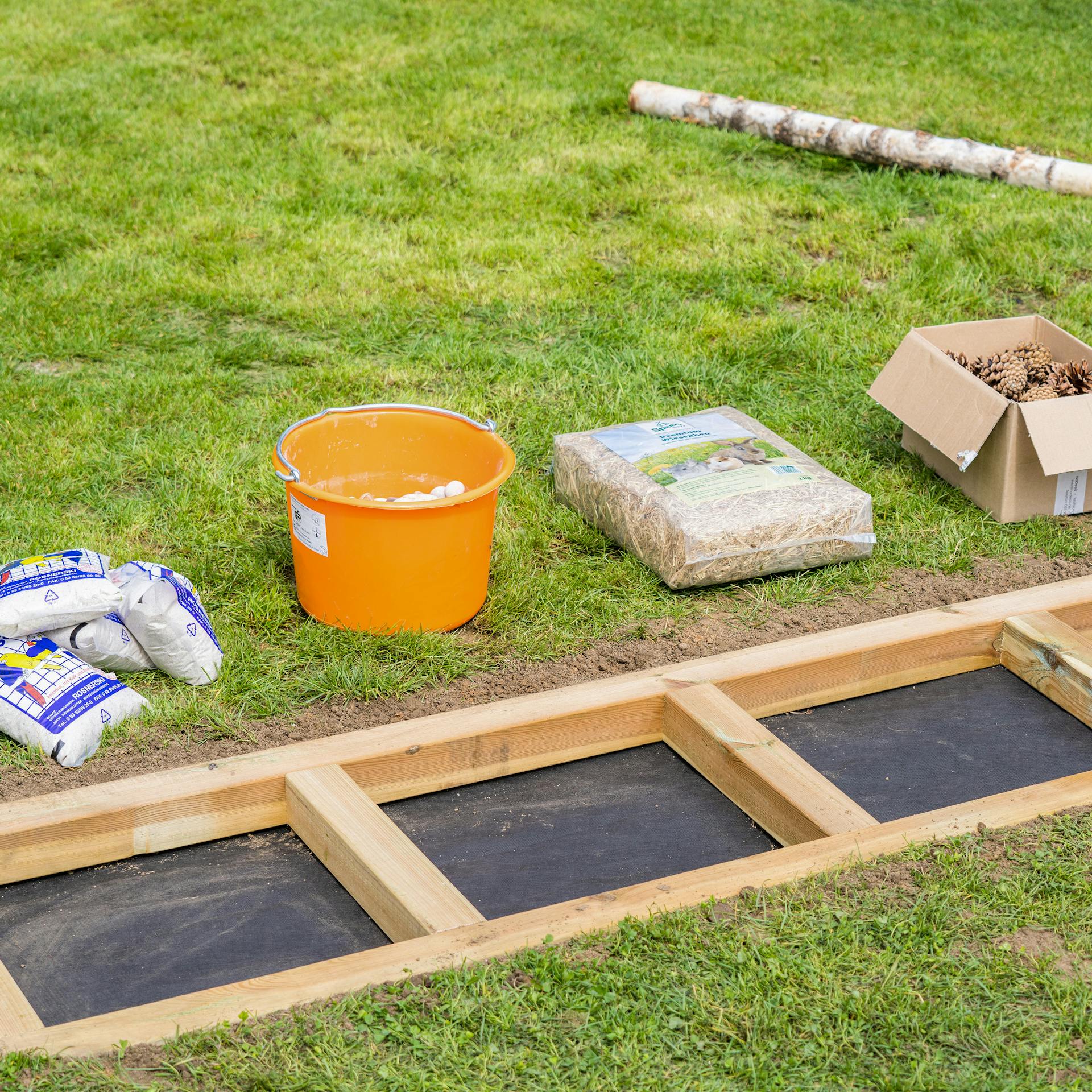Materialien zum Befüllen des Barfußpfades stehen bereit