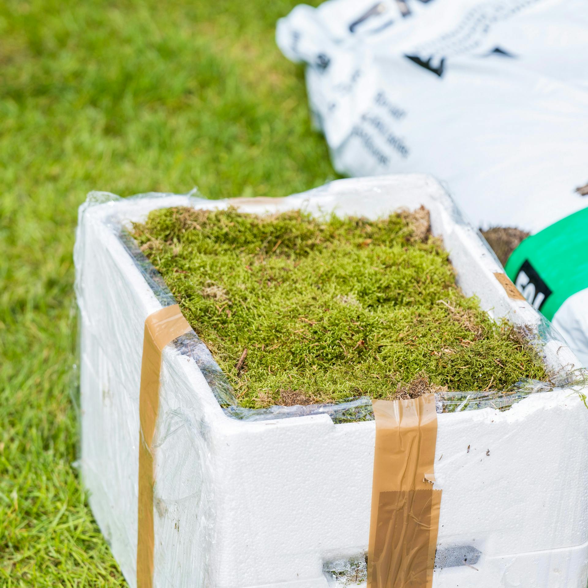 Moos und Rindenmulch liegen zum Befüllen des Barfußpfades bereit
