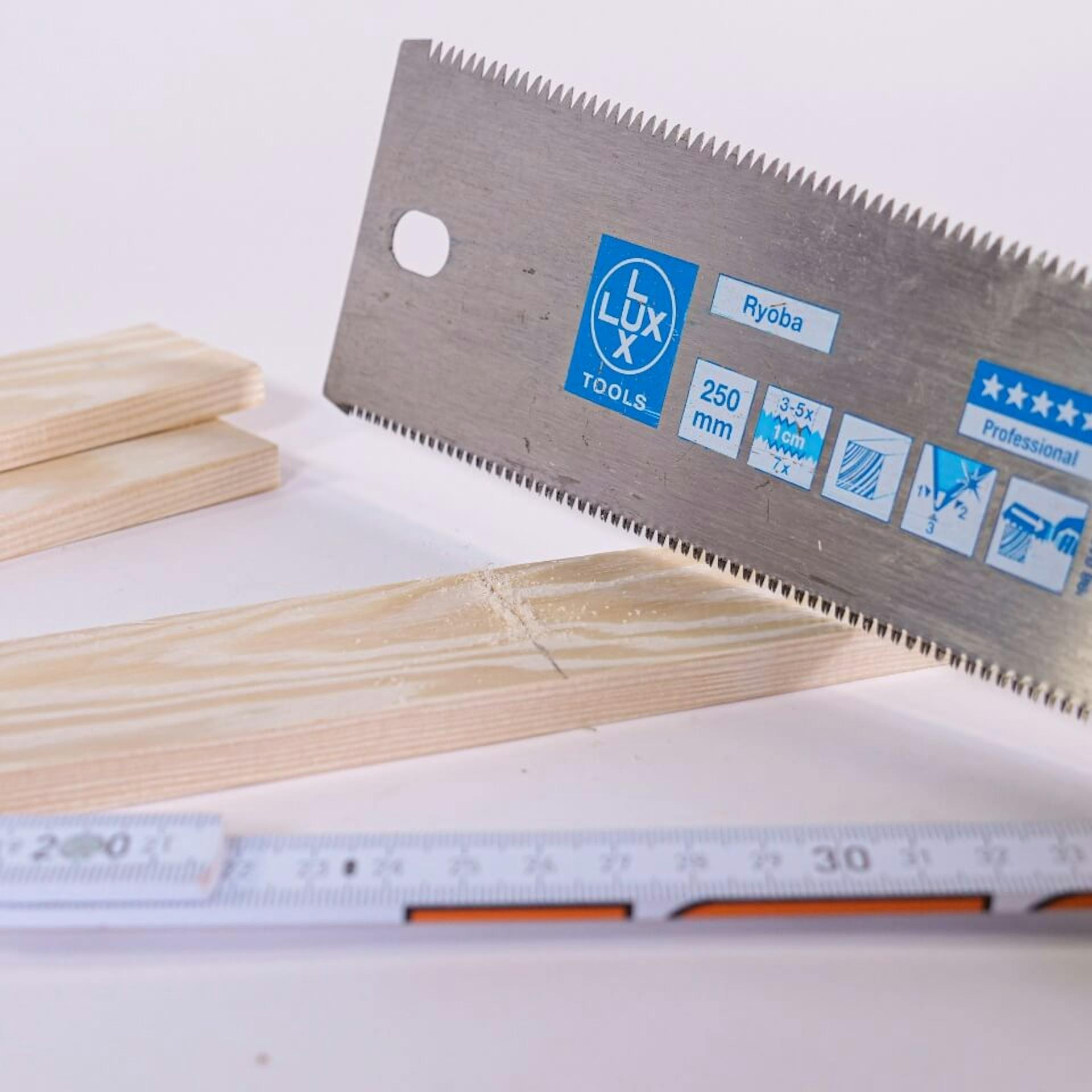 A lécet a jelöléseknél elfűrészelik.