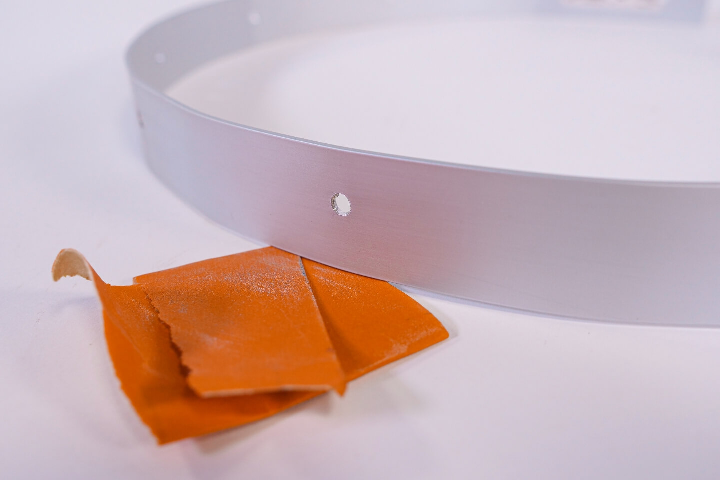 Az alumíniumgyűrű csiszolópapírral kerül megmunkálásra.