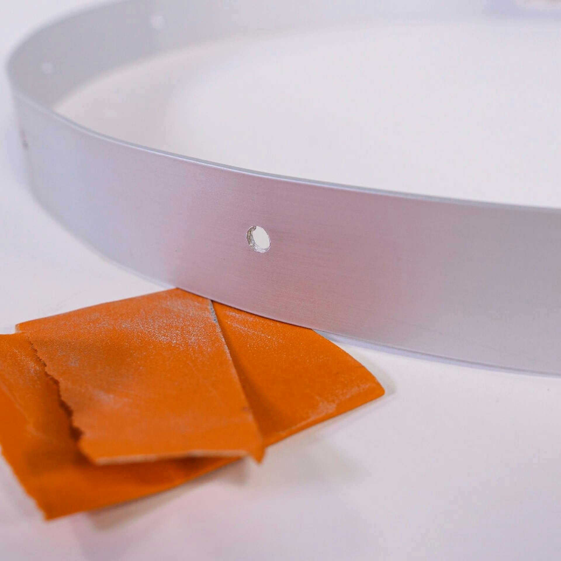 Az alumíniumgyűrű csiszolópapírral kerül megmunkálásra.