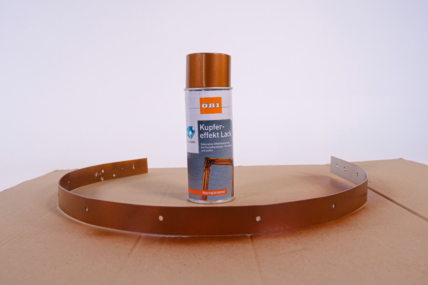 Az alumíniumgyűrű és a színező spray egy asztalon.