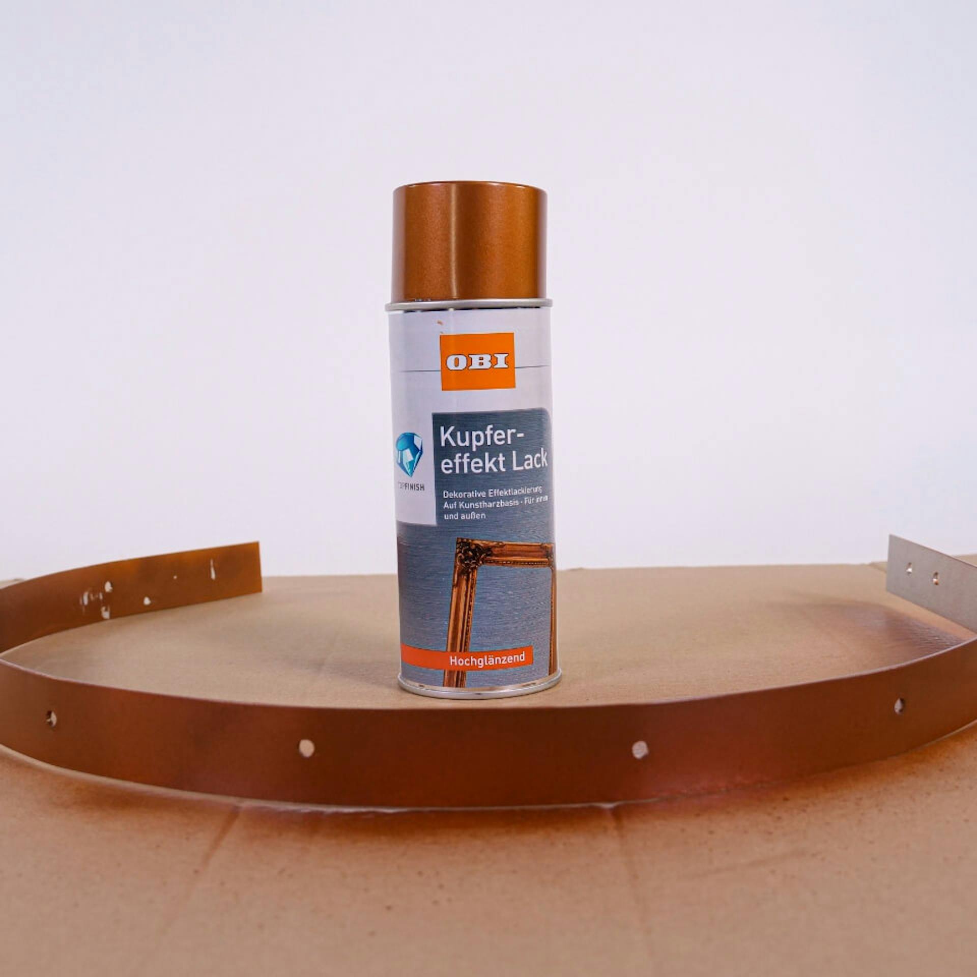 Az alumíniumgyűrű és a színező spray egy asztalon.