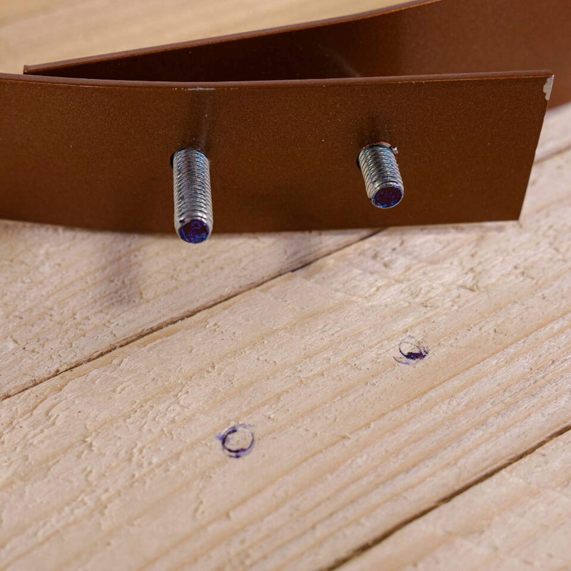 Megjelölik a fúrólyukakat a táblán.