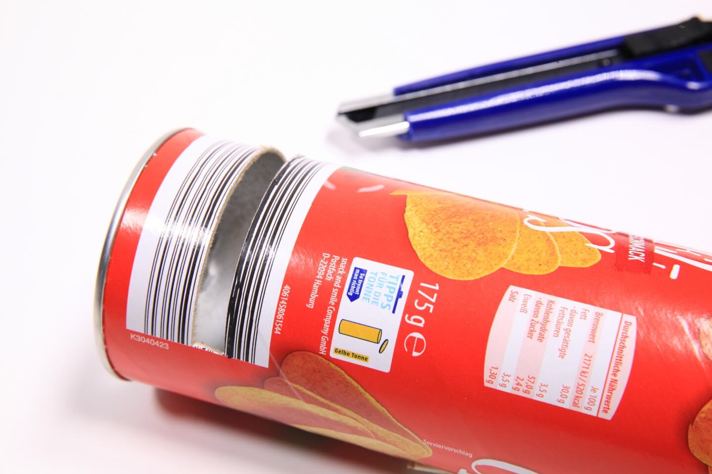 Chipsdose liegt neben Cutter