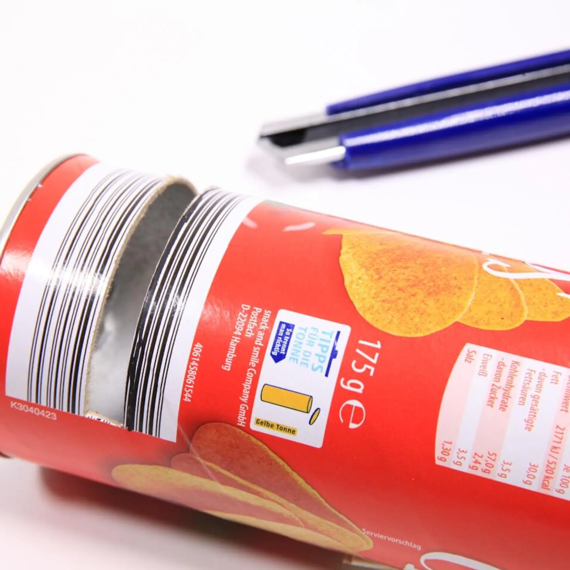 Chipsdose liegt neben Cutter