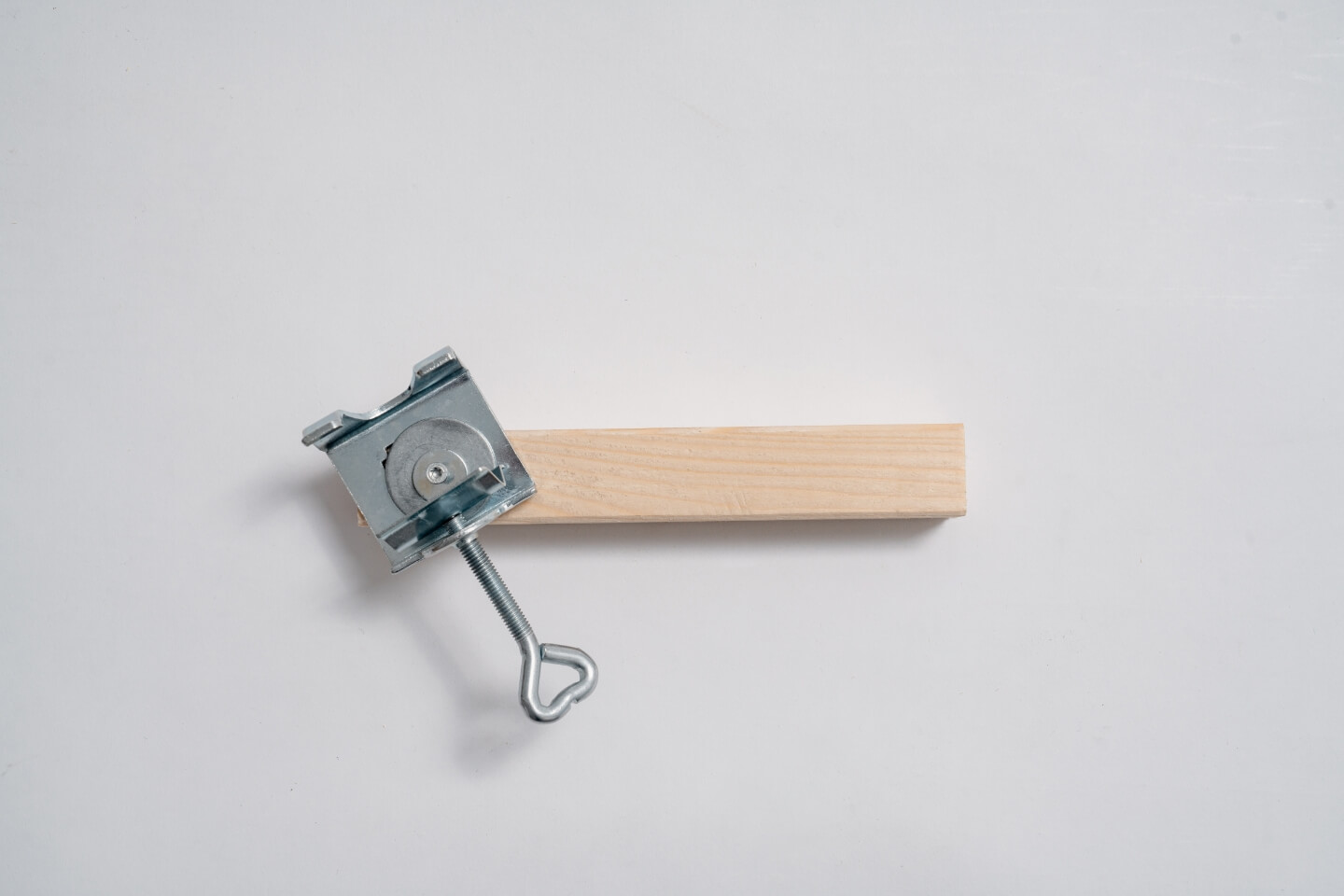 Klemme auf Holzleiste