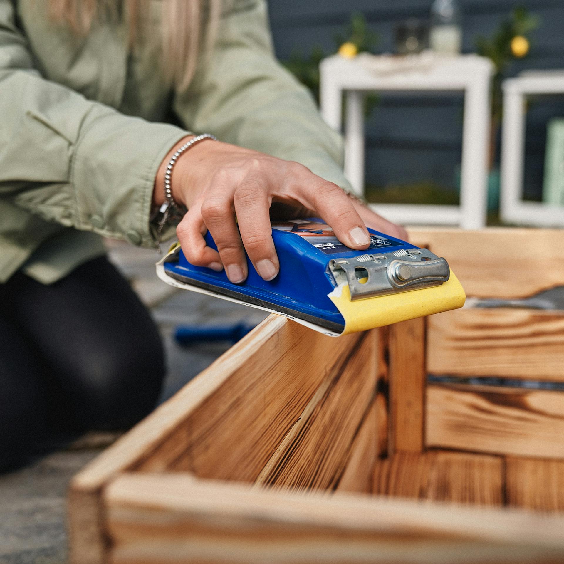 A dobozt csiszolótömbbel és csiszolópapírral csiszolja meg.