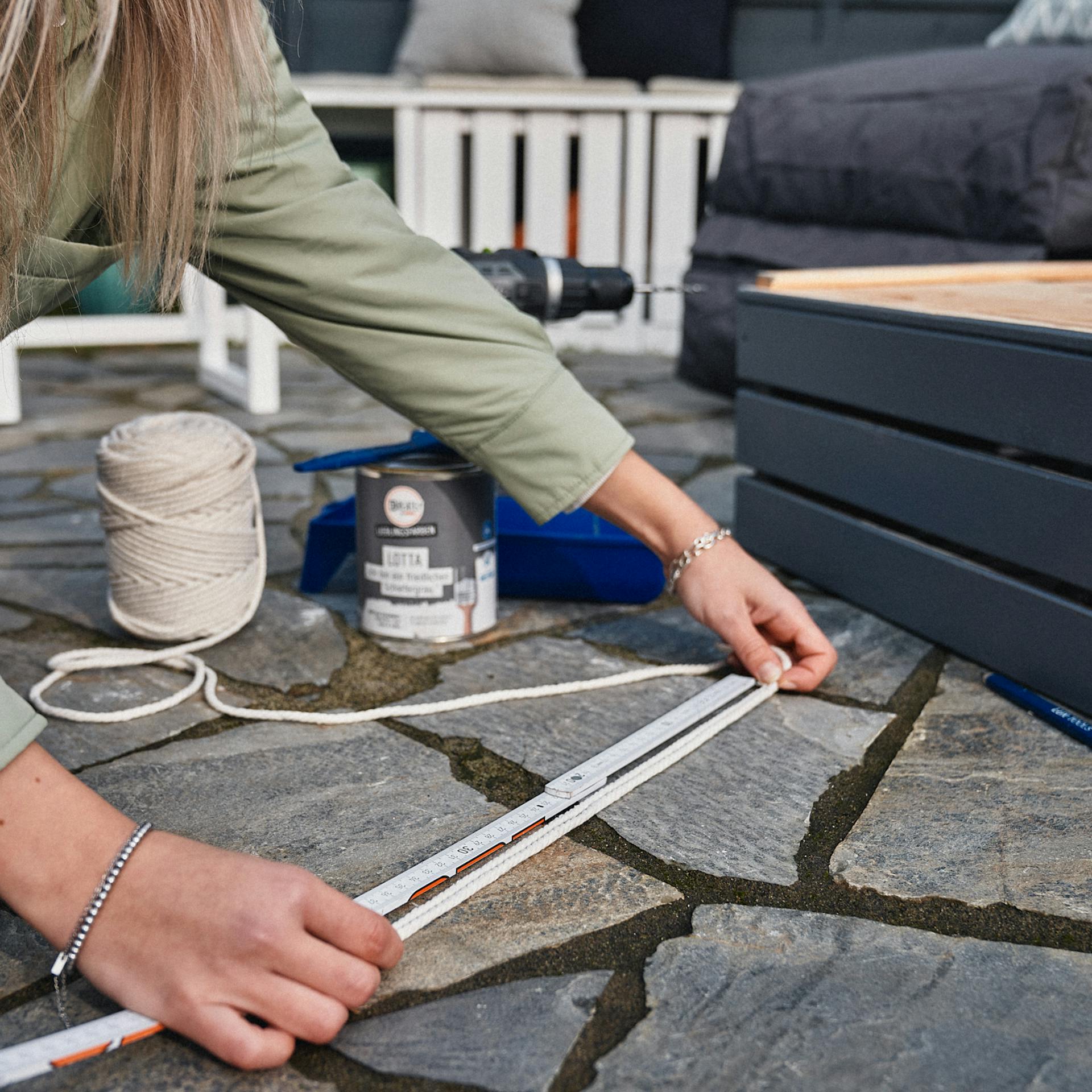 A makramé fonalat egy hajtókés segítségével mérjük ki.