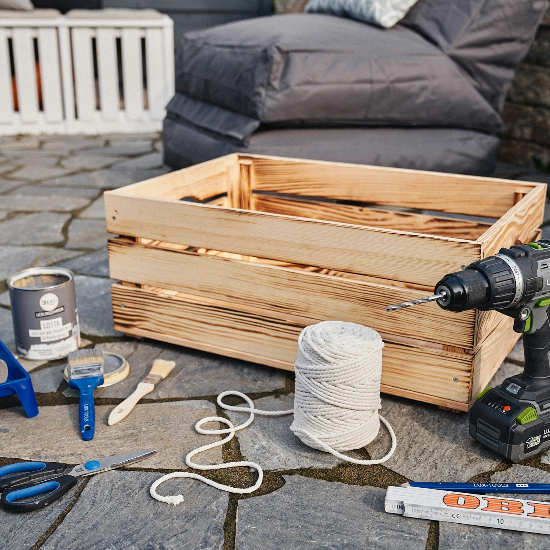 Makramé doboz készítéséhez szükséges anyagok a teraszon