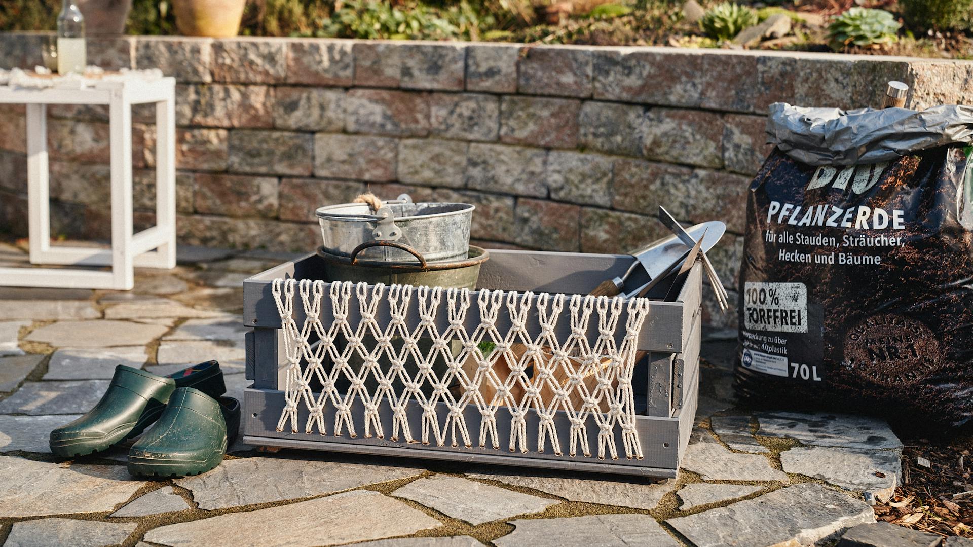 Hotový macramé box na terase