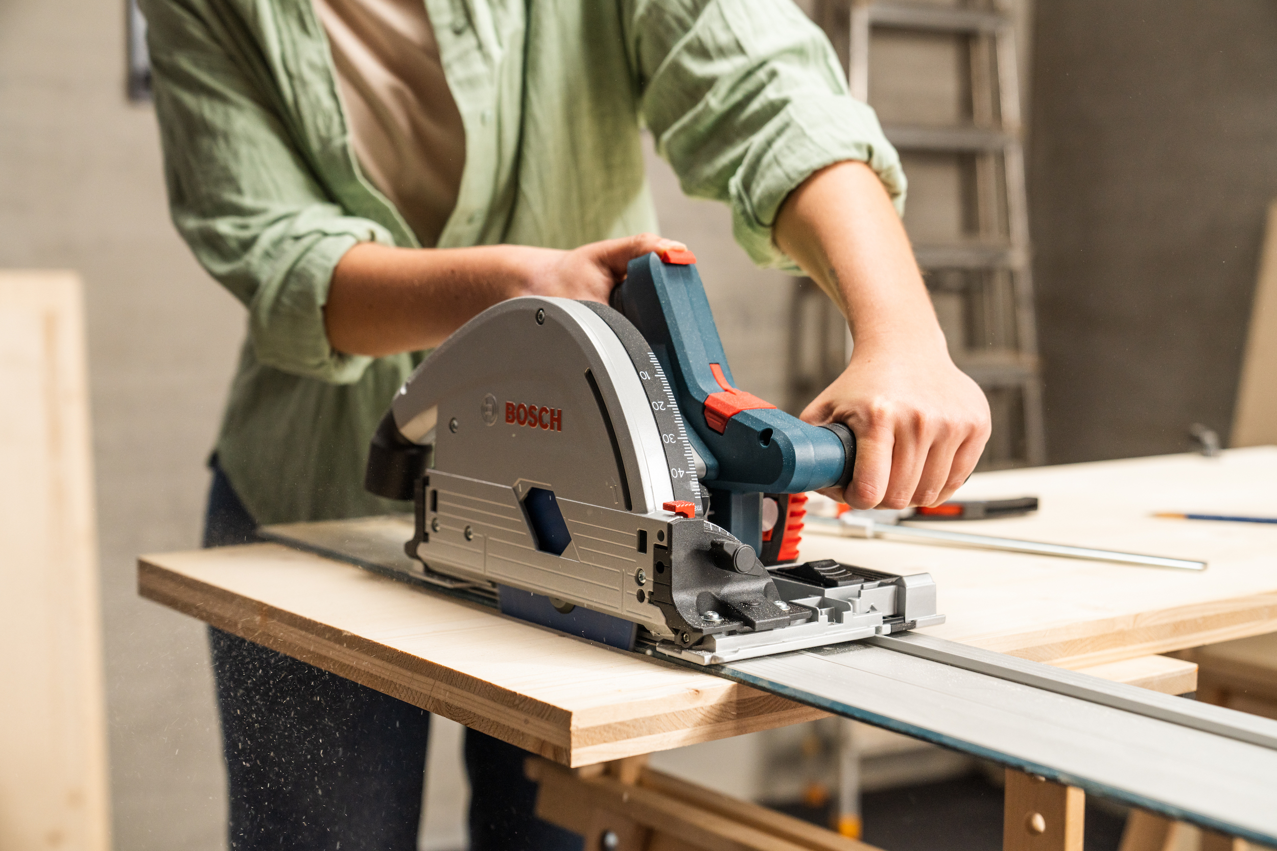 Favágás kézi körfűrésszel