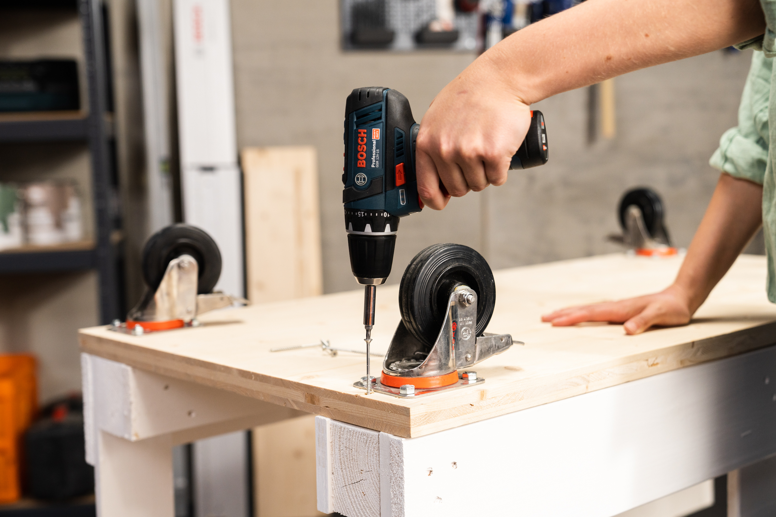 A görgőkkel ellátott alaplemez a raklapokhoz van rögzítve.