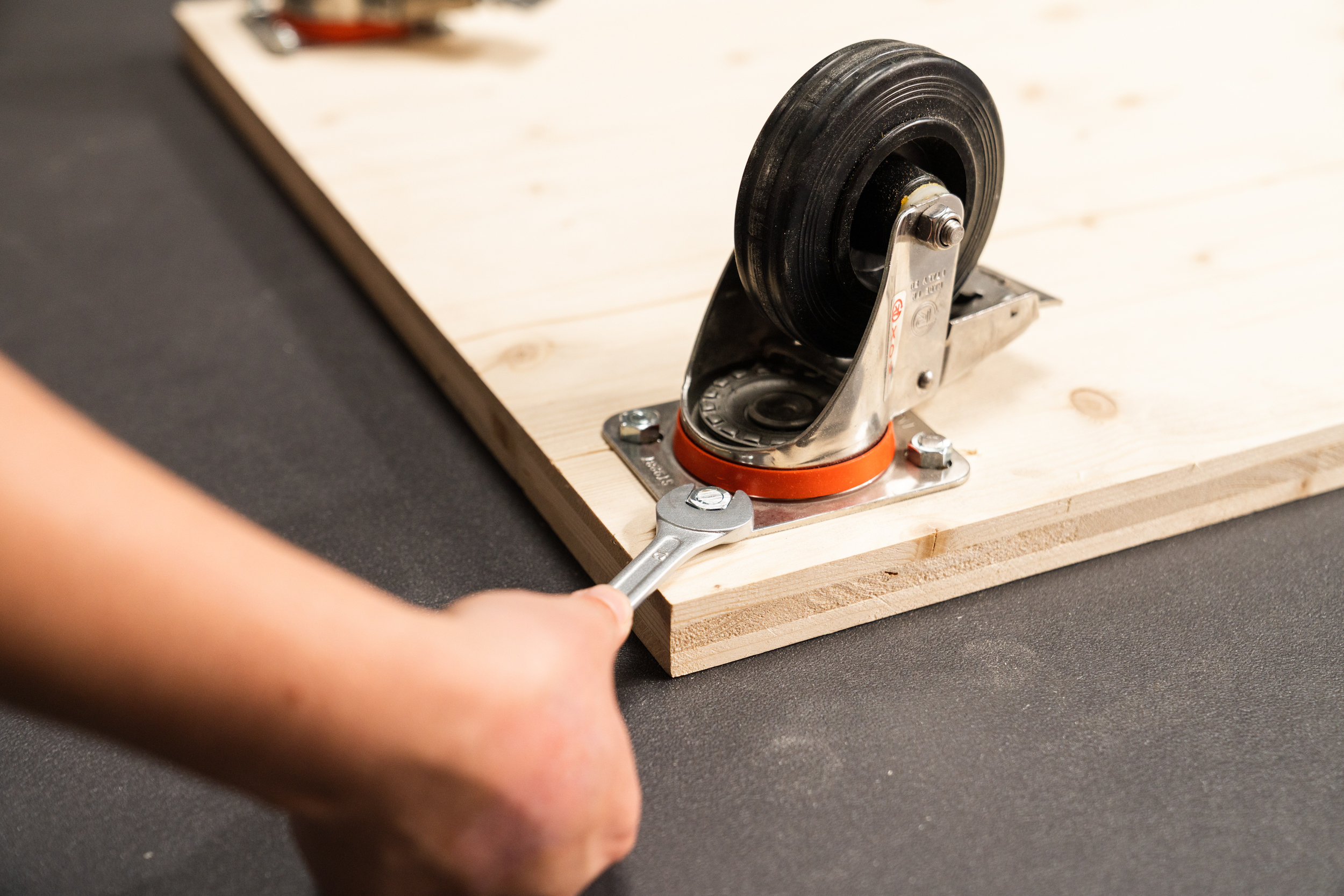 A görgők egy deszkára vannak rögzítve