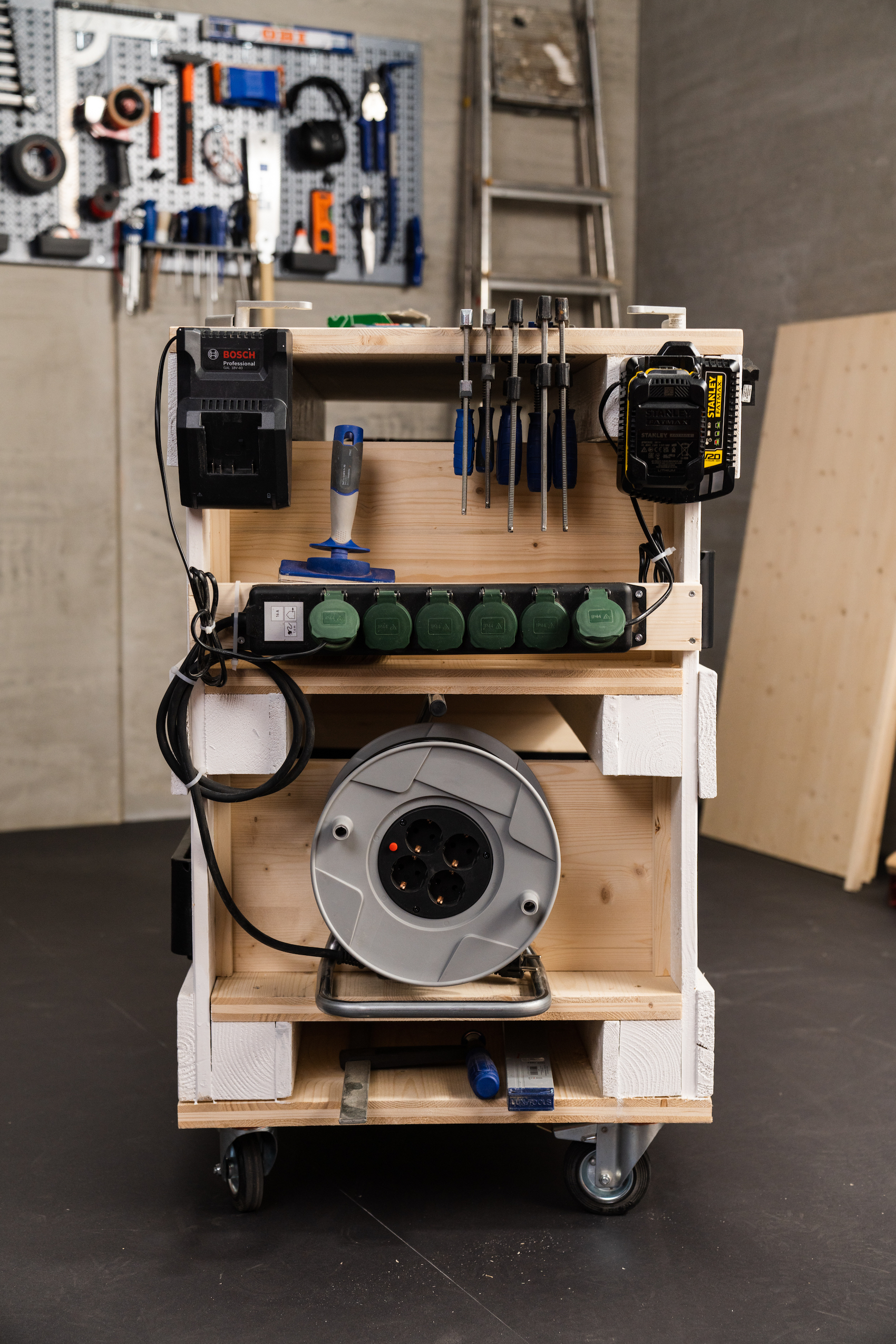 Munkapad oldalnézetből, kábeles dobozzal