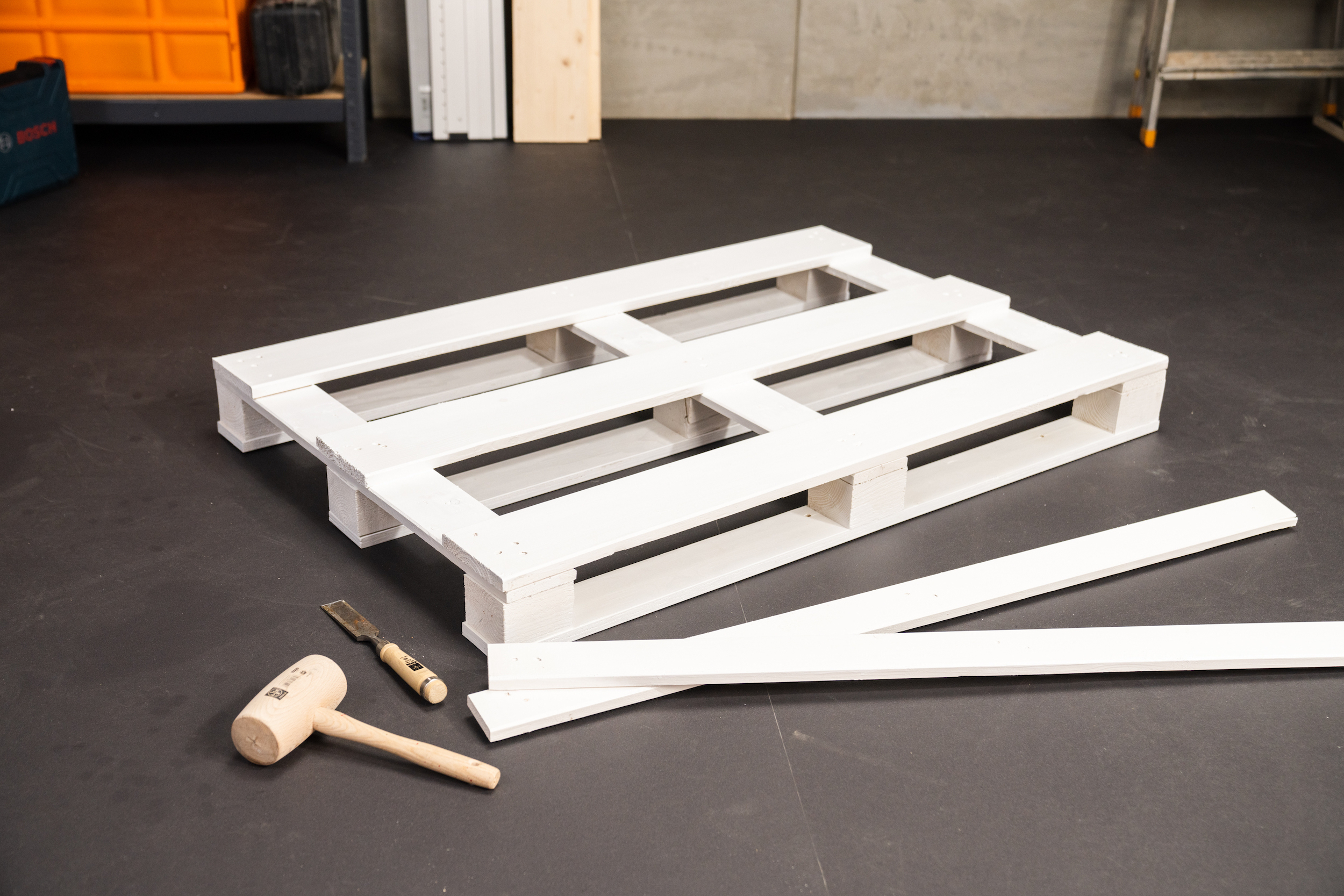 A raklap és a szerszámok a padlón fekszenek