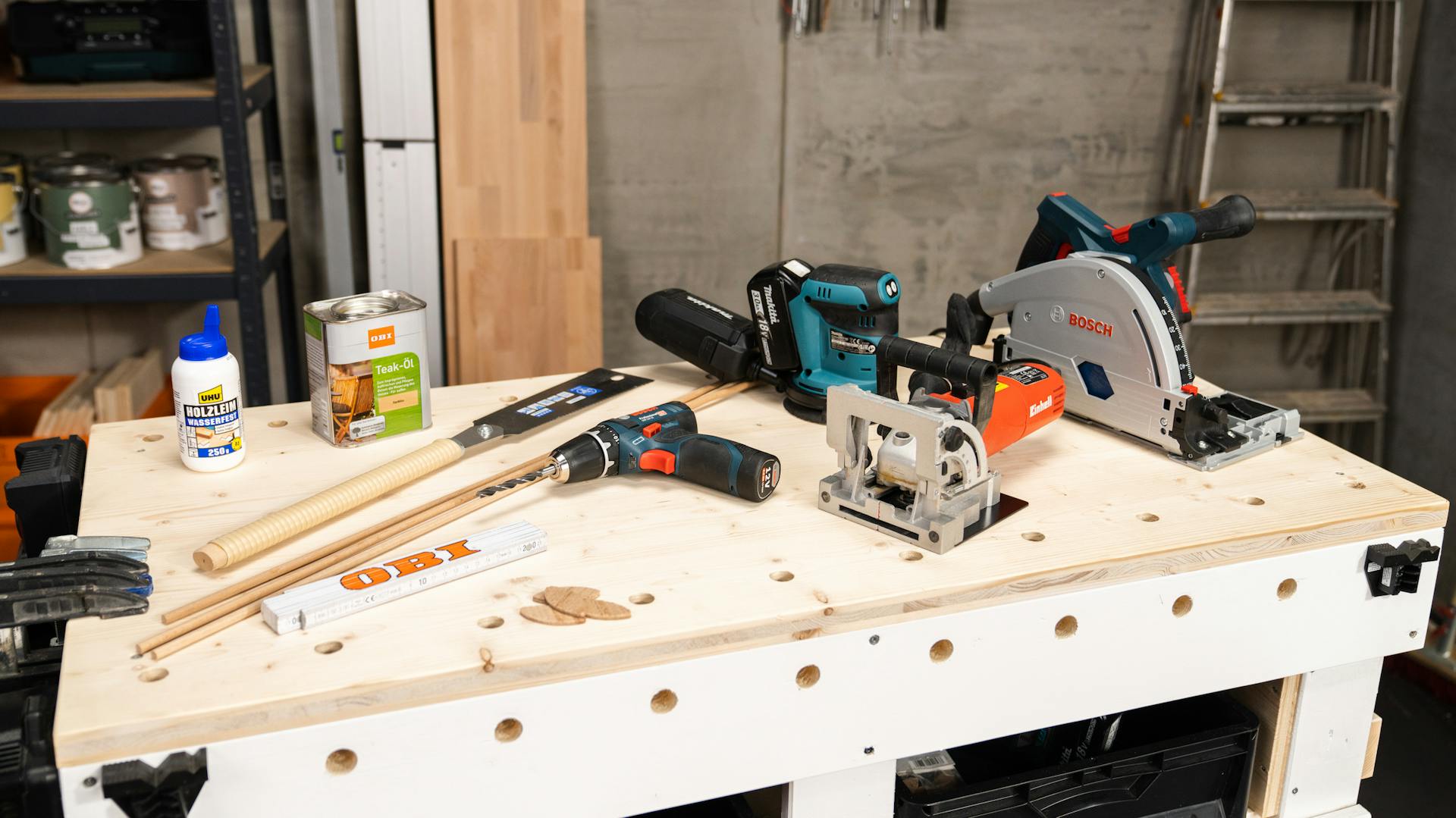 Eine Werkbank, auf der Werkzeug liegt.