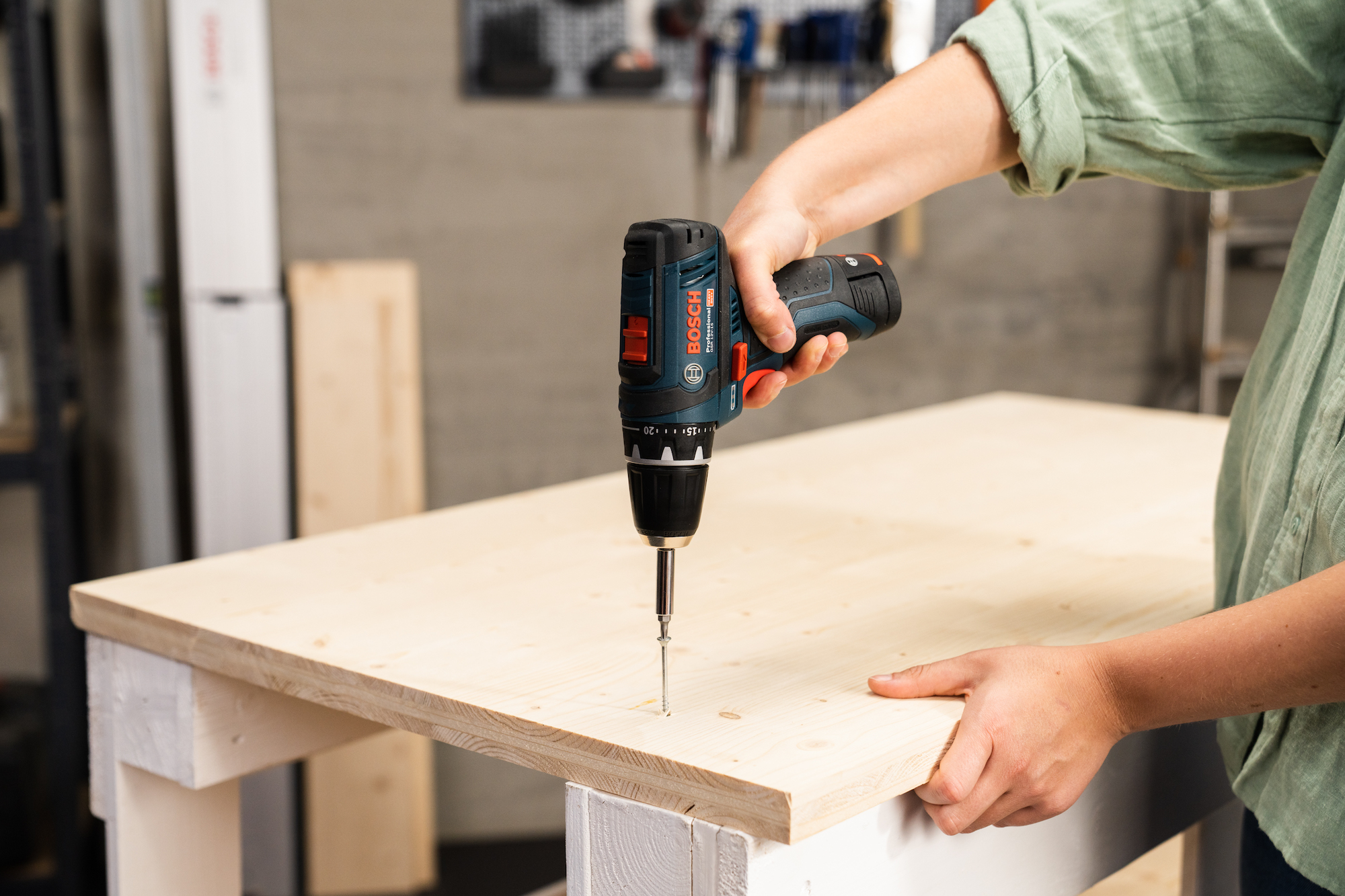 A munkapad burkolatát akkus csavarhúzóval csavarják fel.