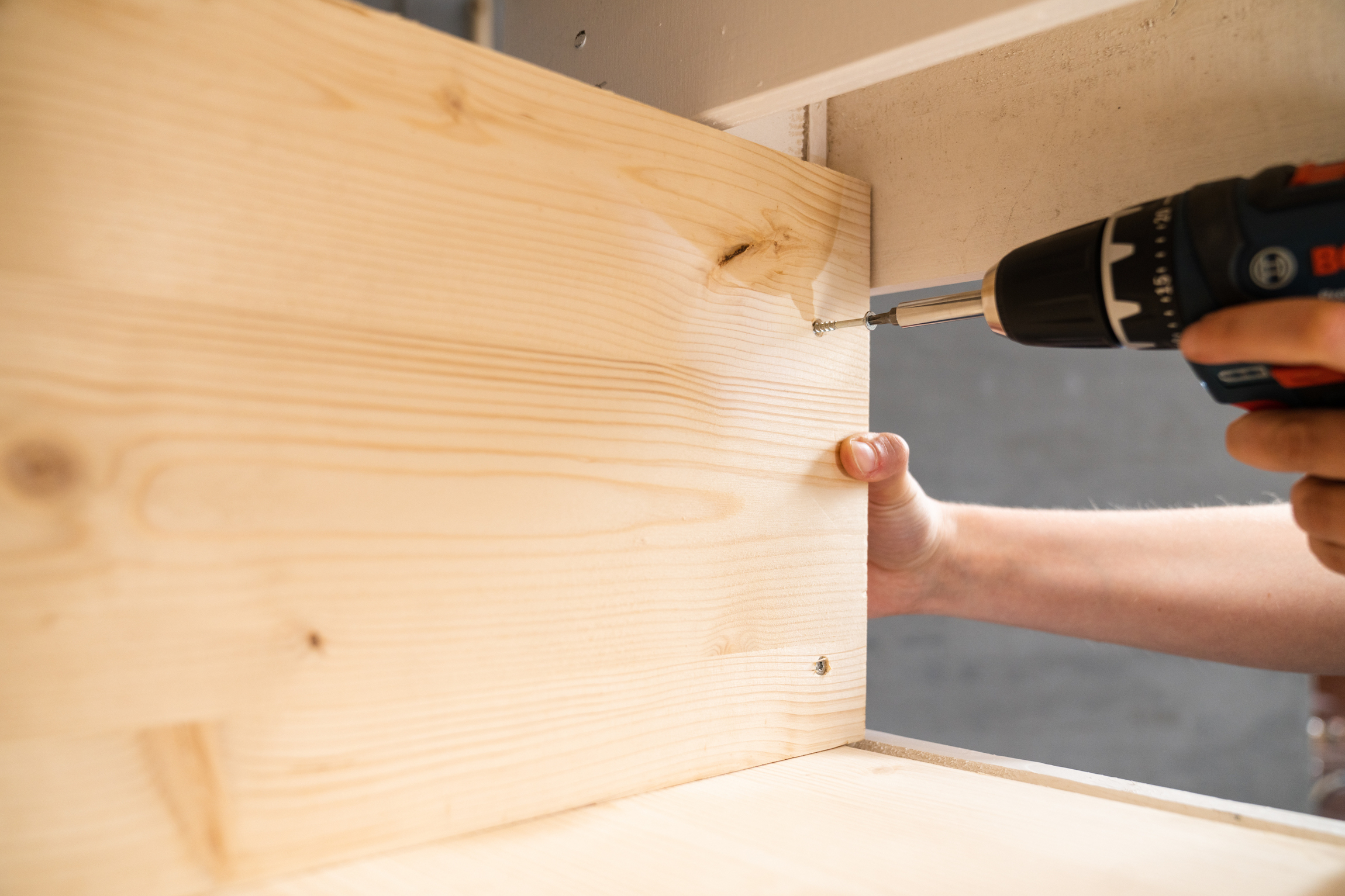 A munkapad oldallapja belülről van a raklaphoz csavarozva.