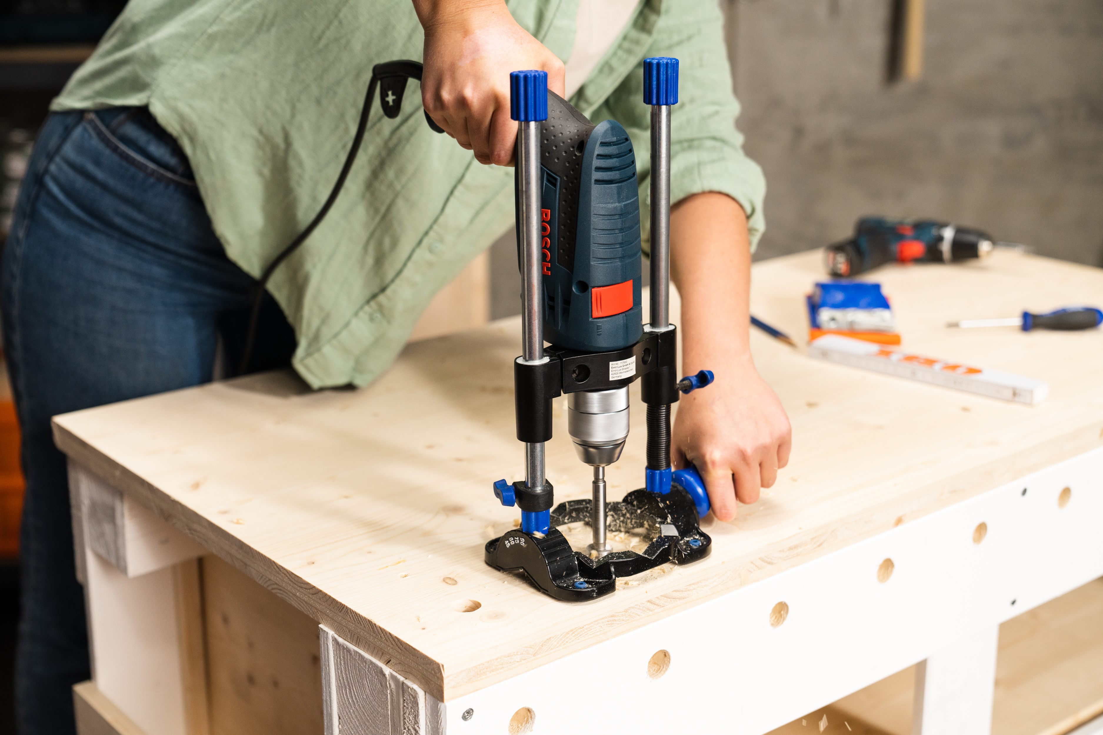 Egy lyukat fúrnak a fedőlapra