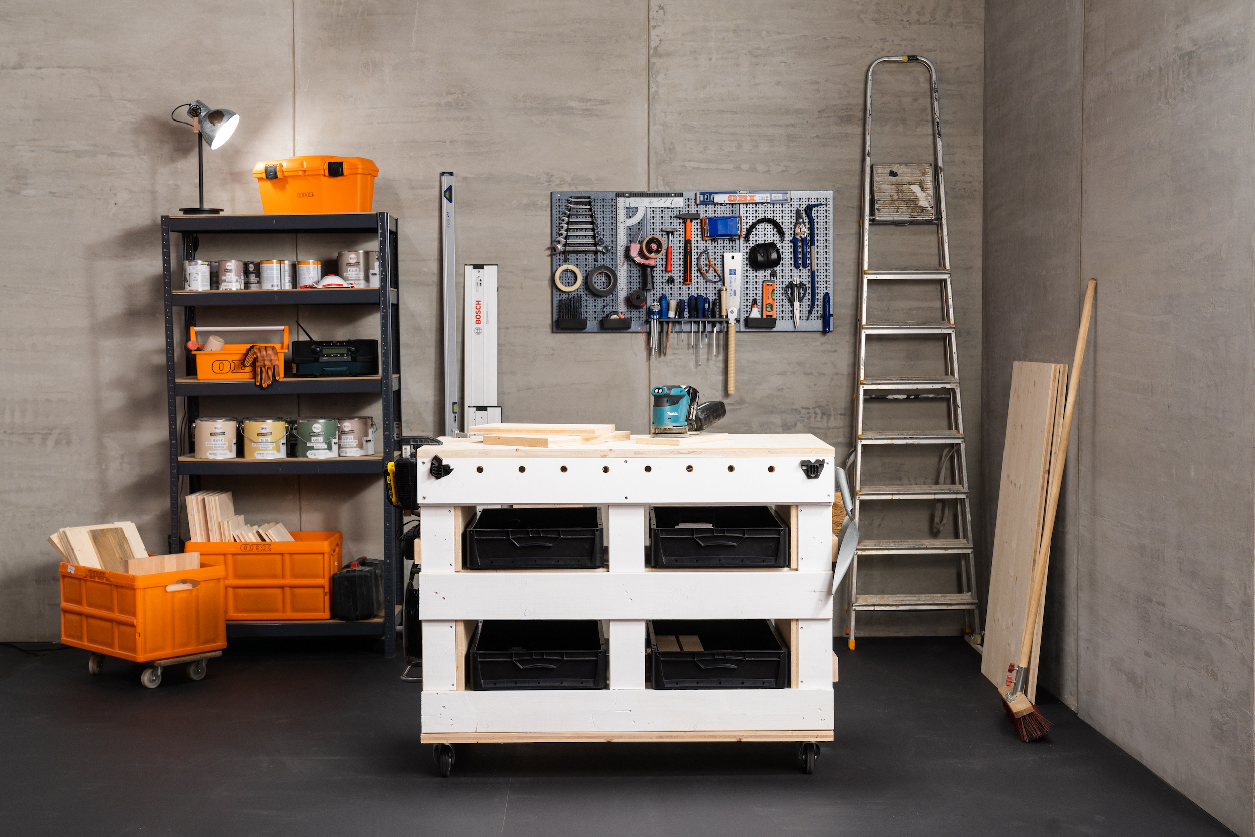 DIY munkapad raklapból a háttérben egy szerszámtartóval