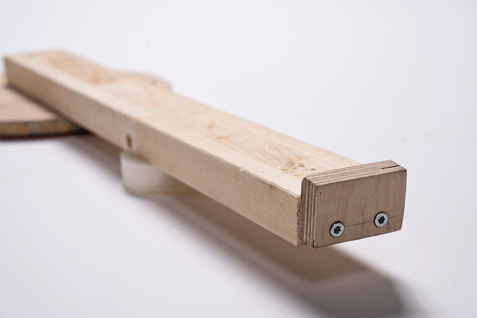 Egy nagyobb léchez csavarozott fadarab.