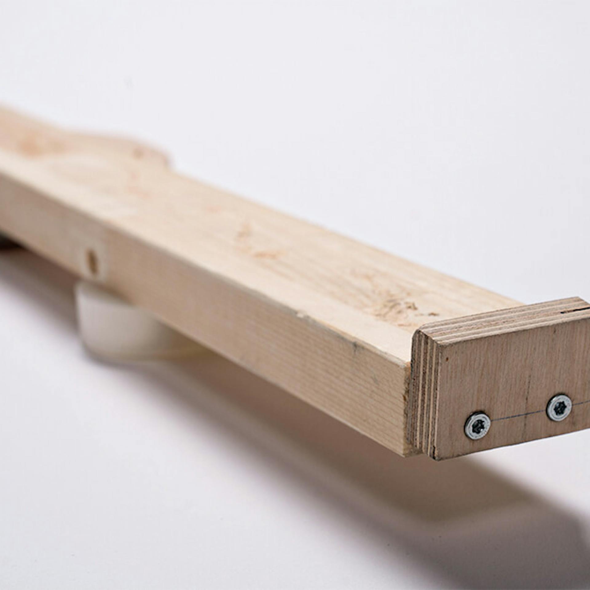 Egy nagyobb léchez csavarozott fadarab.