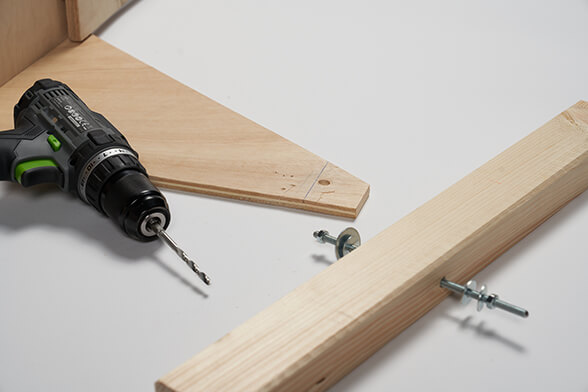 Akkumulátoros csavarhúzó fekszik a menetes rúddal ellátott léc mellett