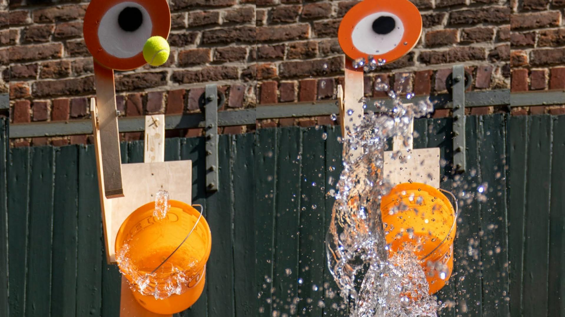 4 Abbildungen eines Dunk Tank Spiels, bei denen ein Ball auf die Zielscheibe geschmissen wird. Ein Eimer Wasser kippt um.