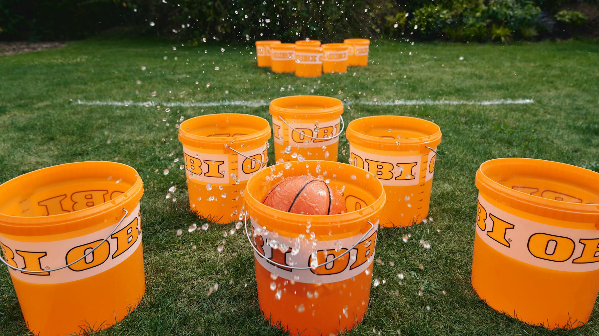 Egy kosárlabda belerepül egy vödör vízbe.