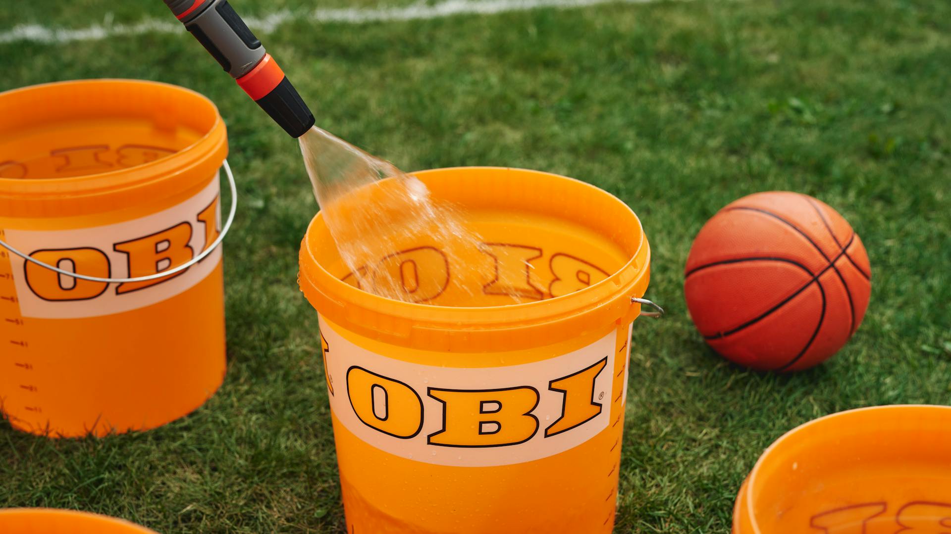 A vödröket a kerti tömlőből vízzel töltik fel.