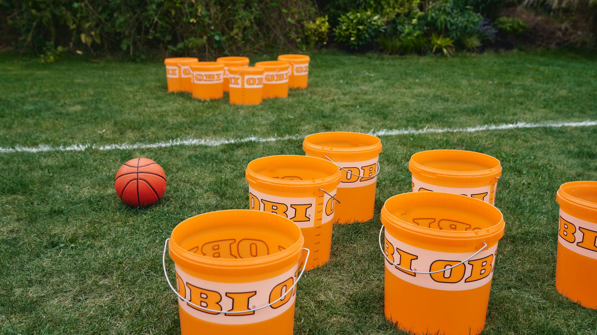 Vödrök és kosárlabda a kertben.