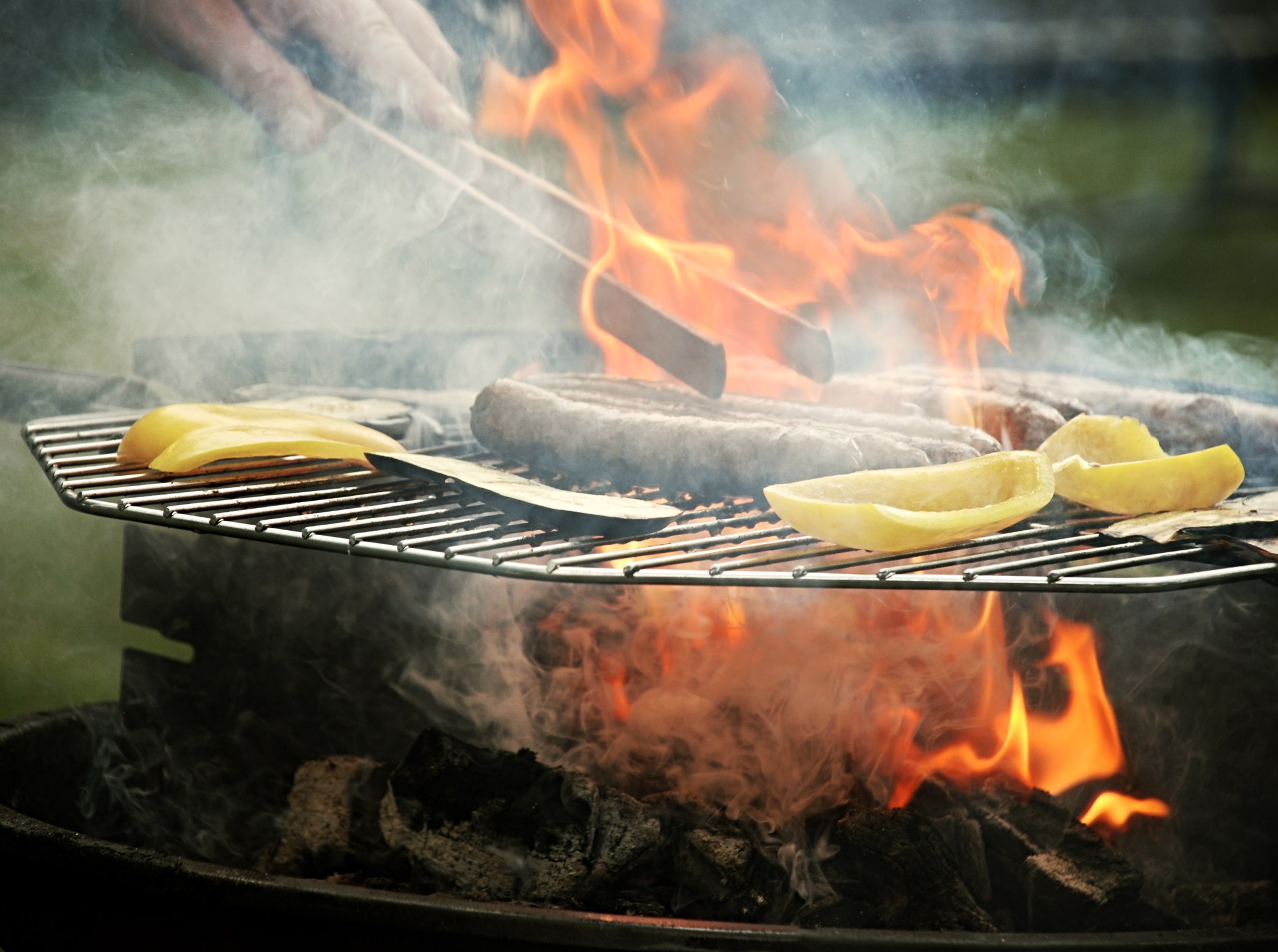 Salsicce e verdure su una griglia a carbonella come idea per pasteggiare durante i festival