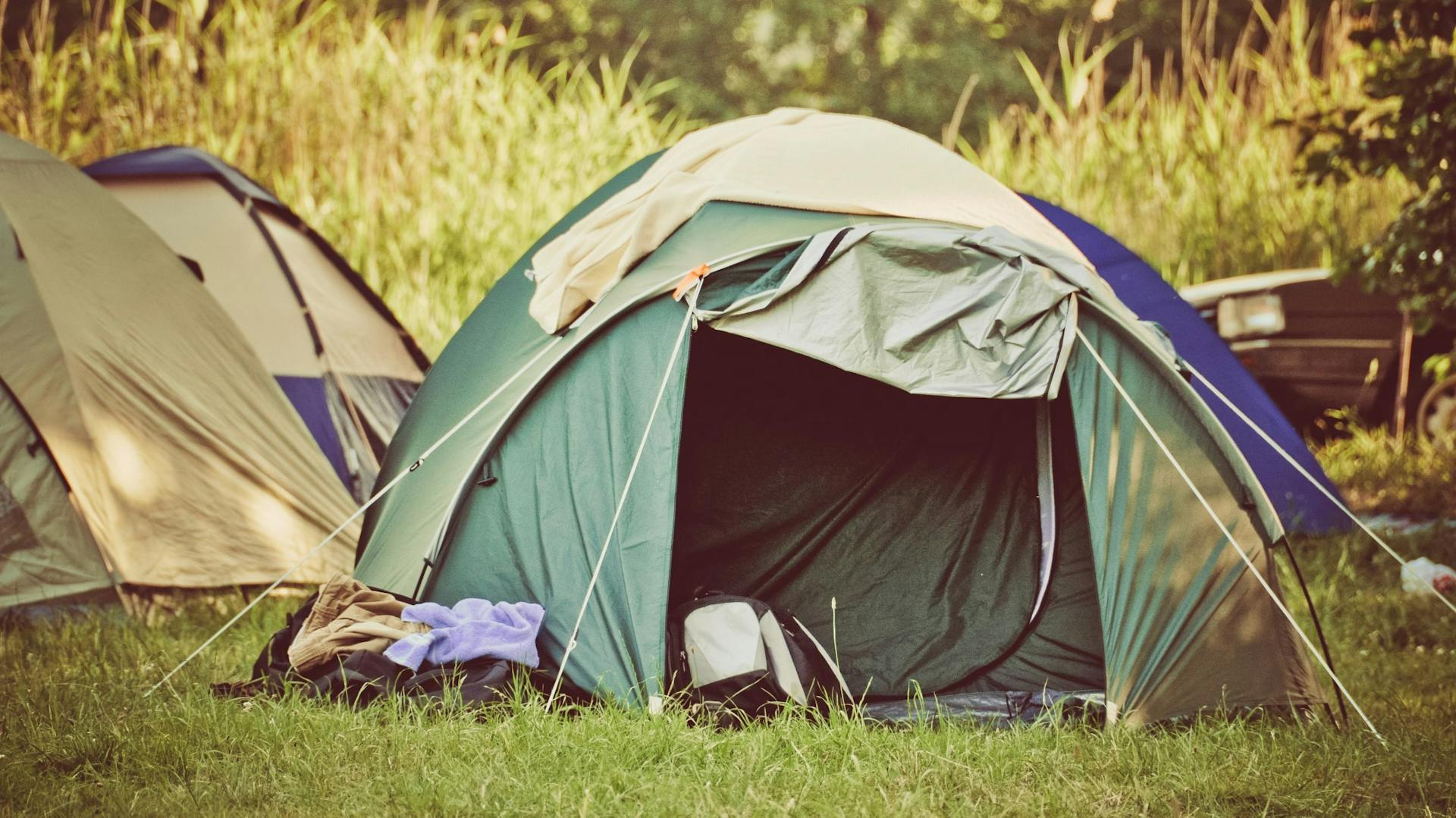 Camping in Zelten im Grünen auf Festival