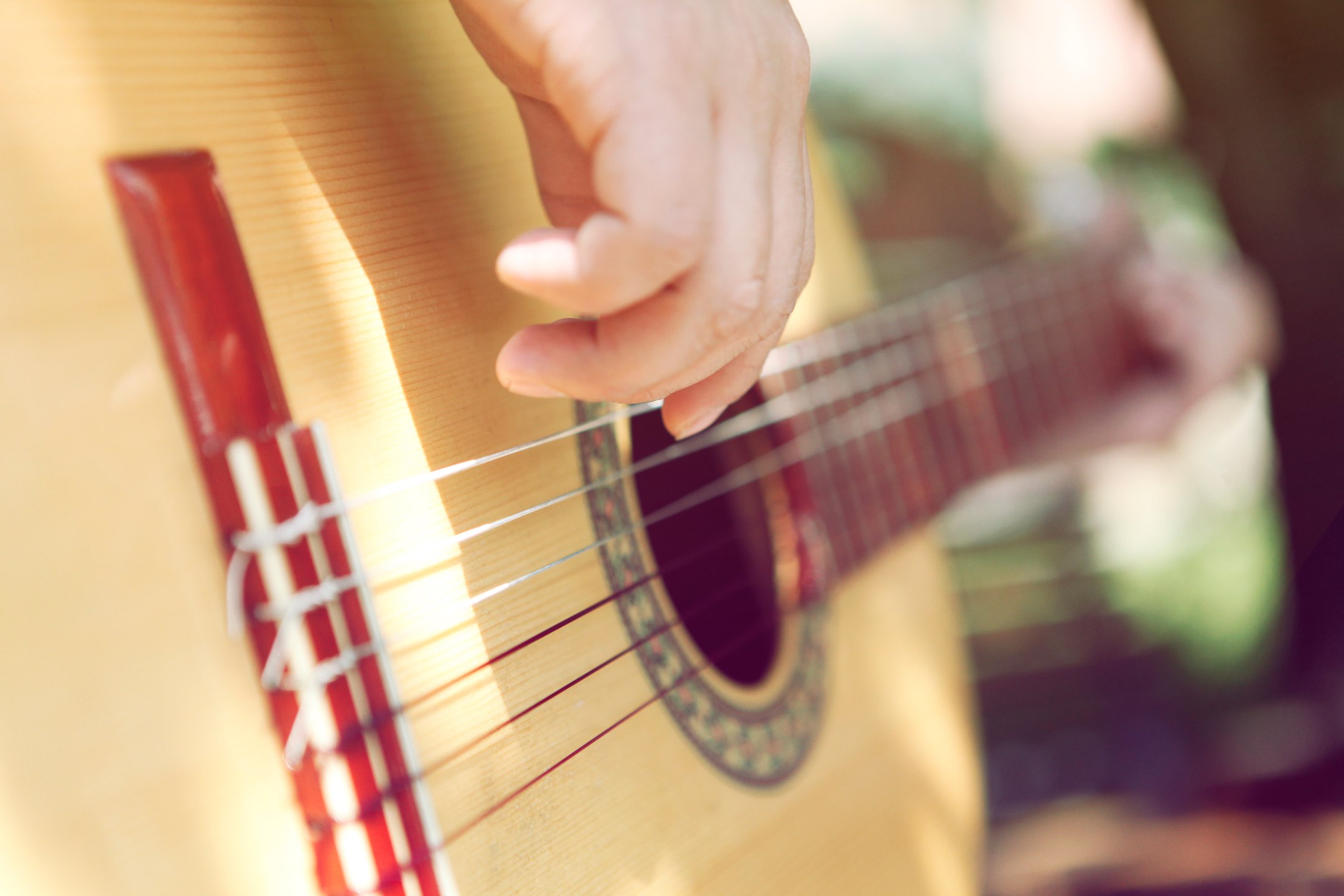 Ai festival, nel tempo libero tra un concerto e l'altro si può suonare la chitarra