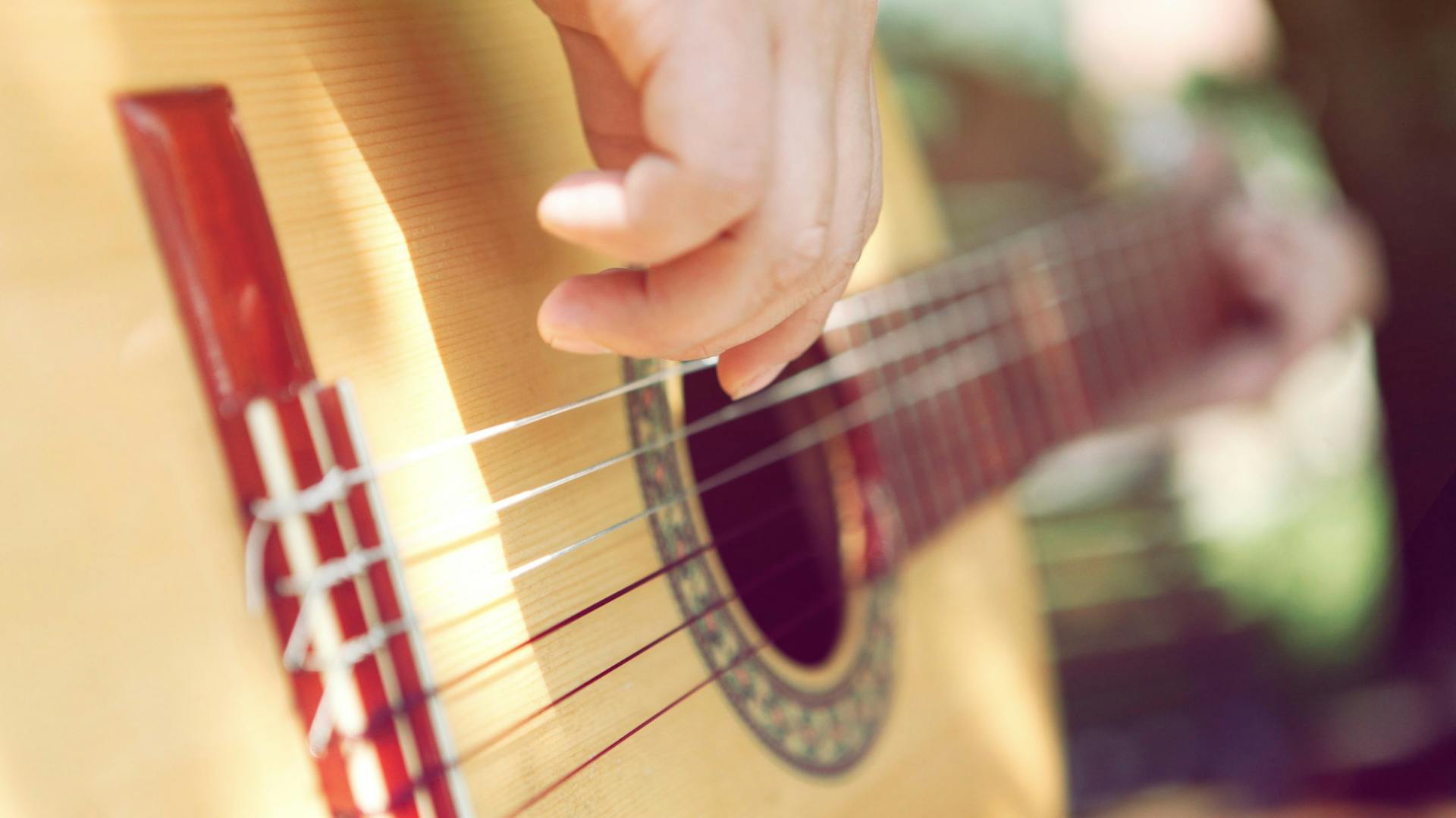 Gitarre spielen als Beispiel für Freizeitgestaltung zwischen Konzerten auf Festival