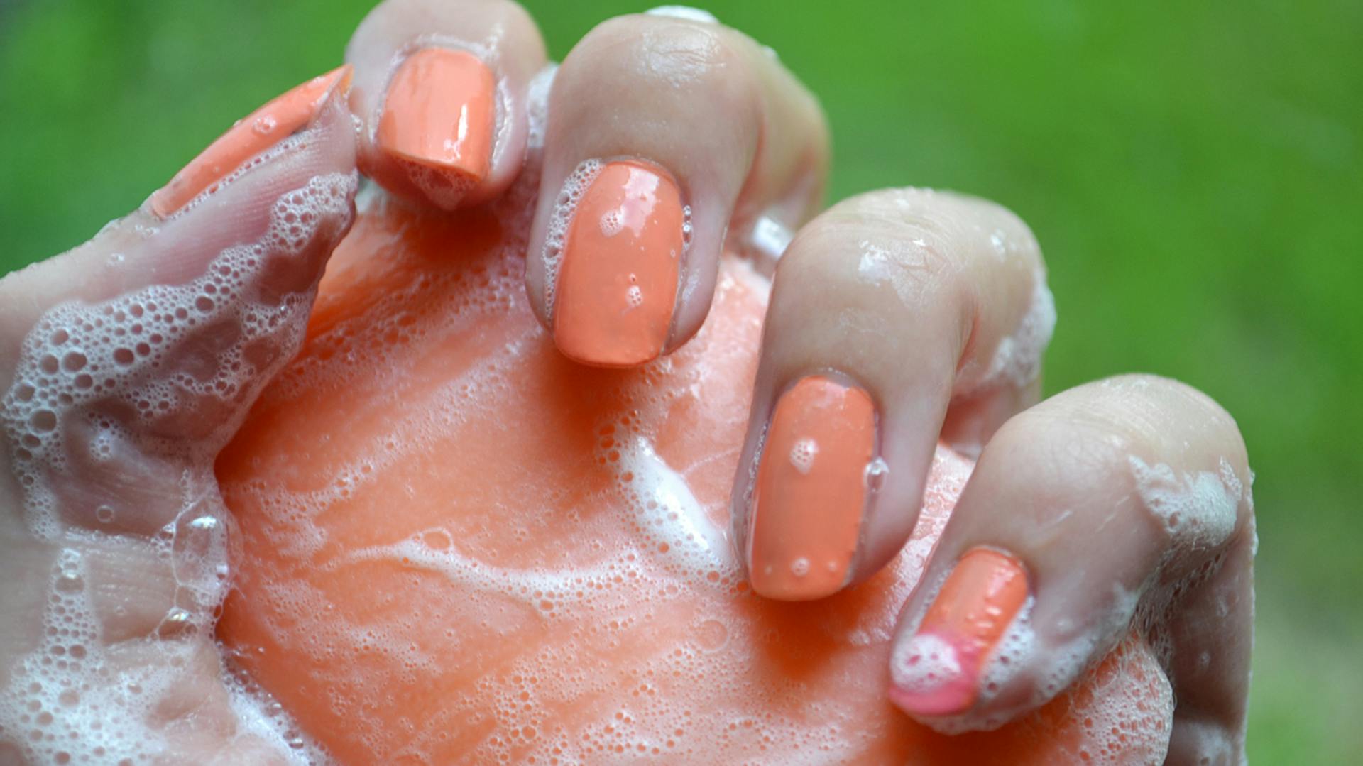 Hände waschen mit Seife auf Festival zur Hygiene