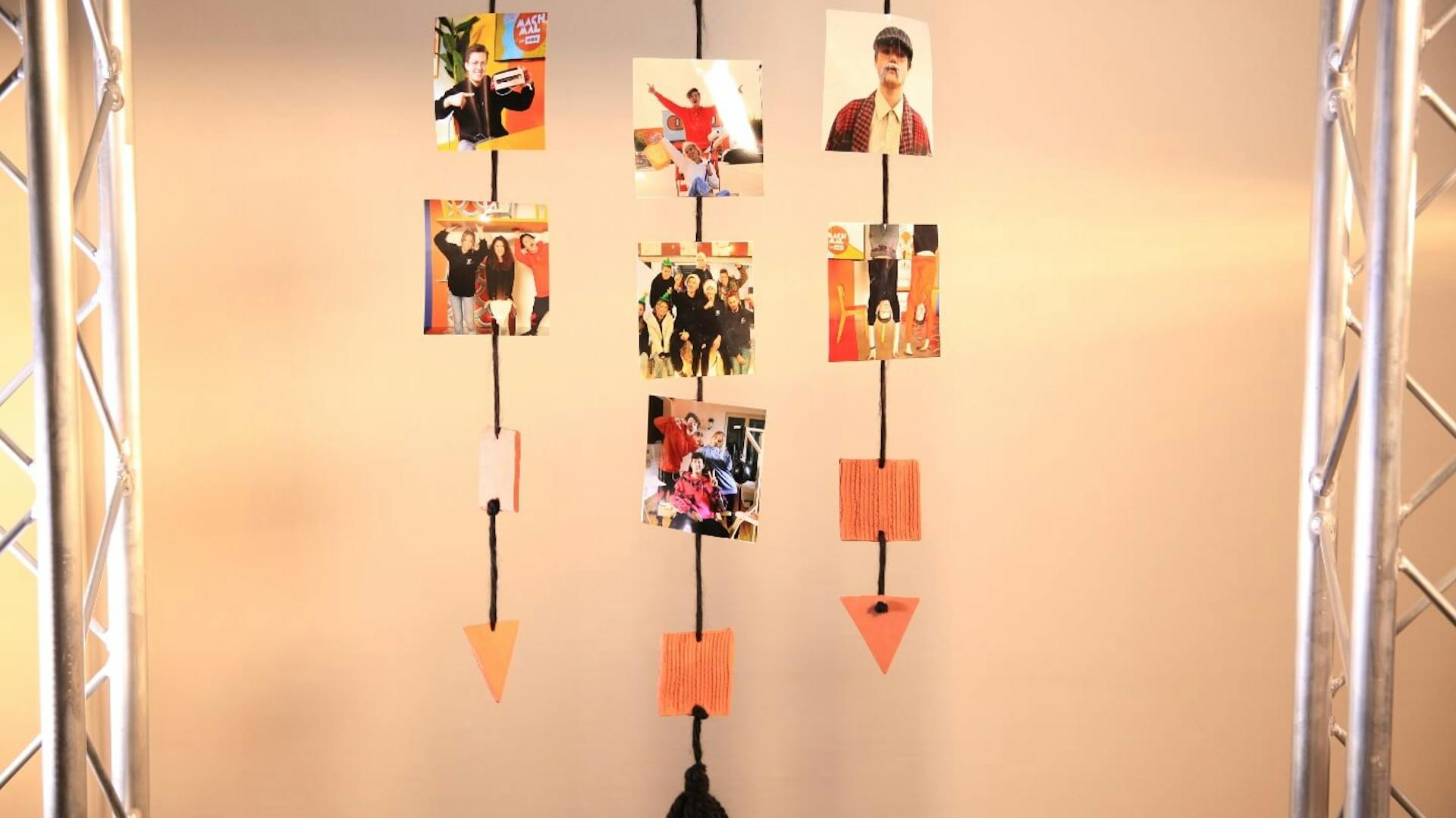 Selbstgebasteltes Foto-Mobile mit Foto an Woll-Schnur