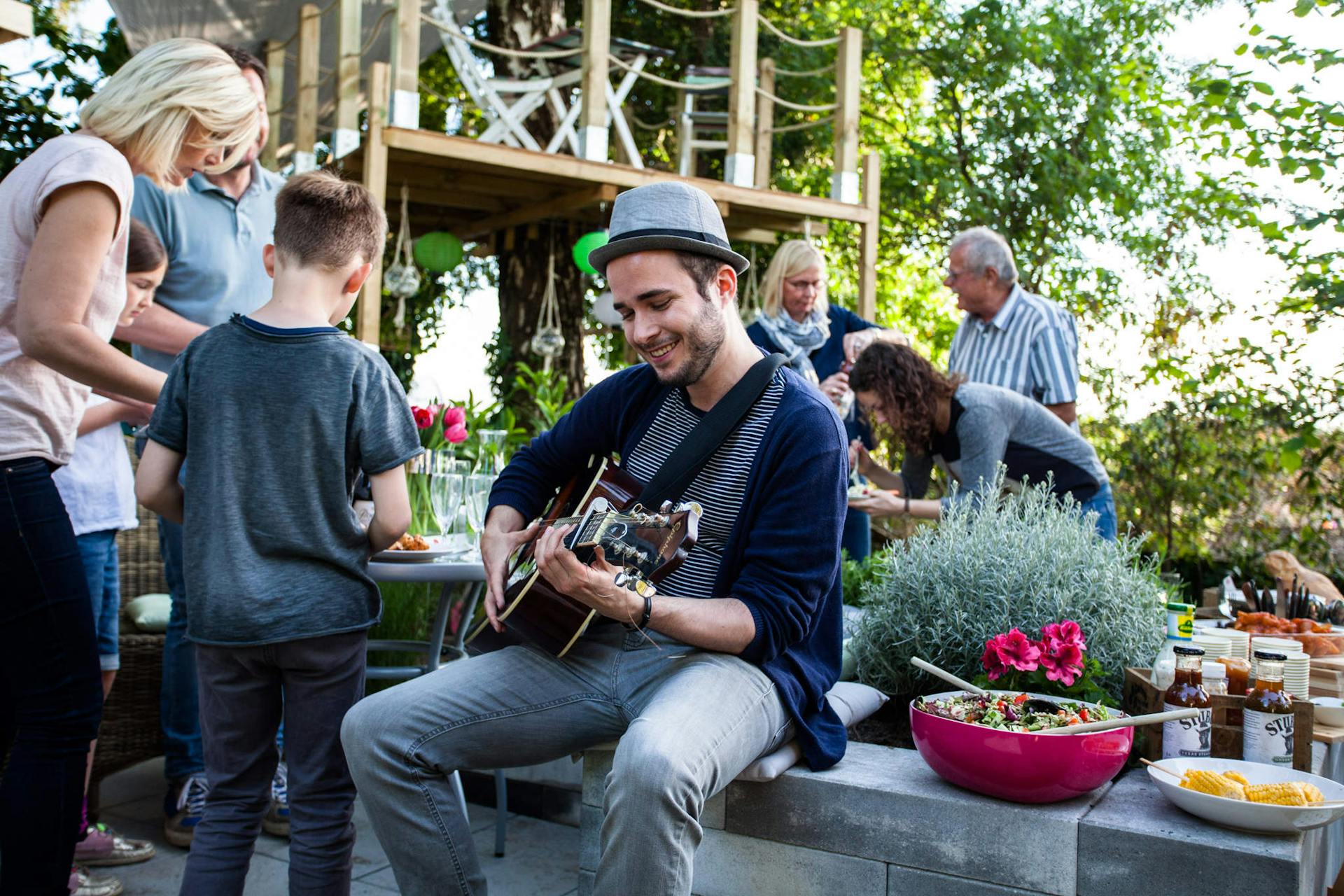 Familie hält sich im Garten auf.