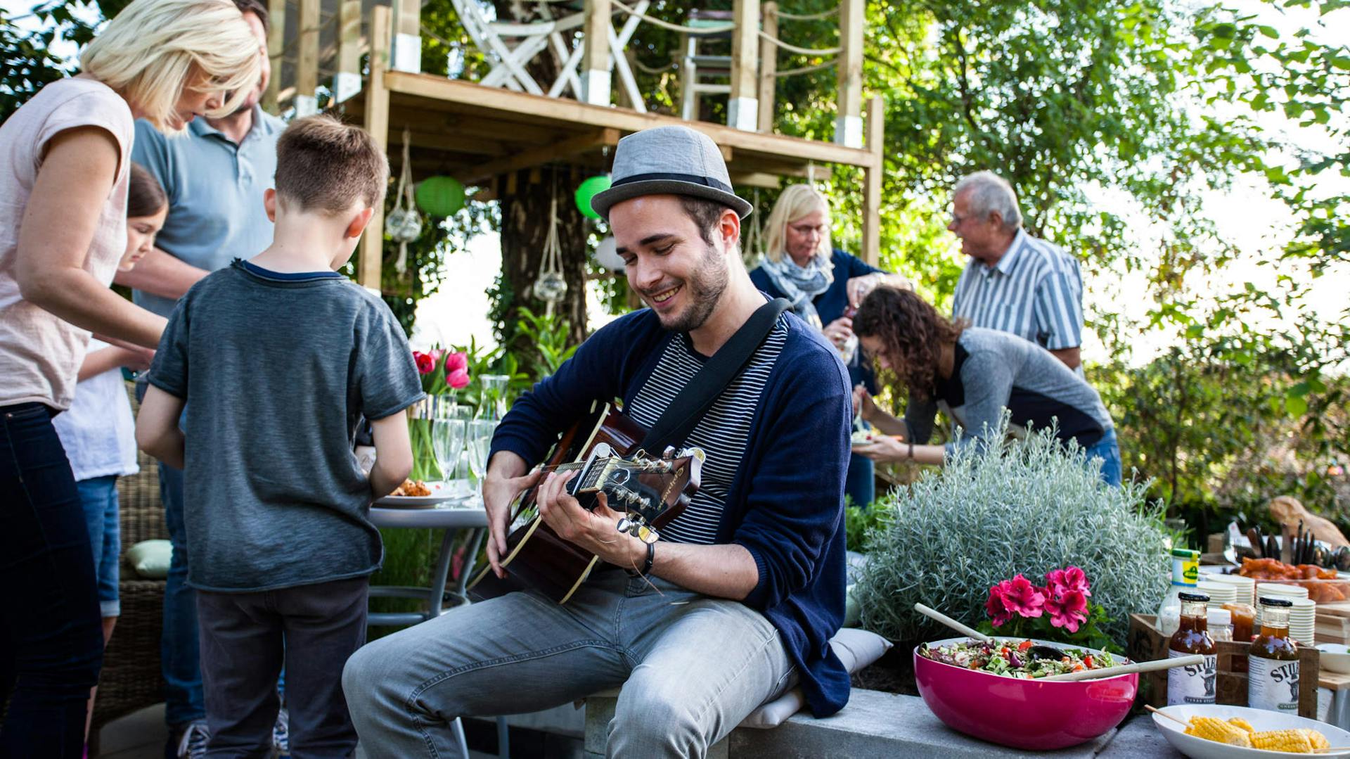 Familie hält sich im Garten auf.