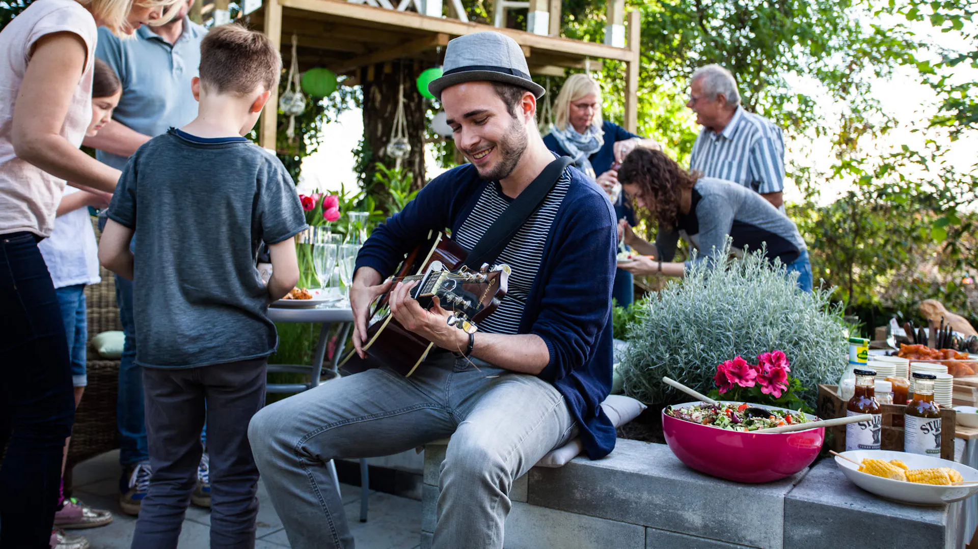 Festa in giardino con chitarra e barbecue