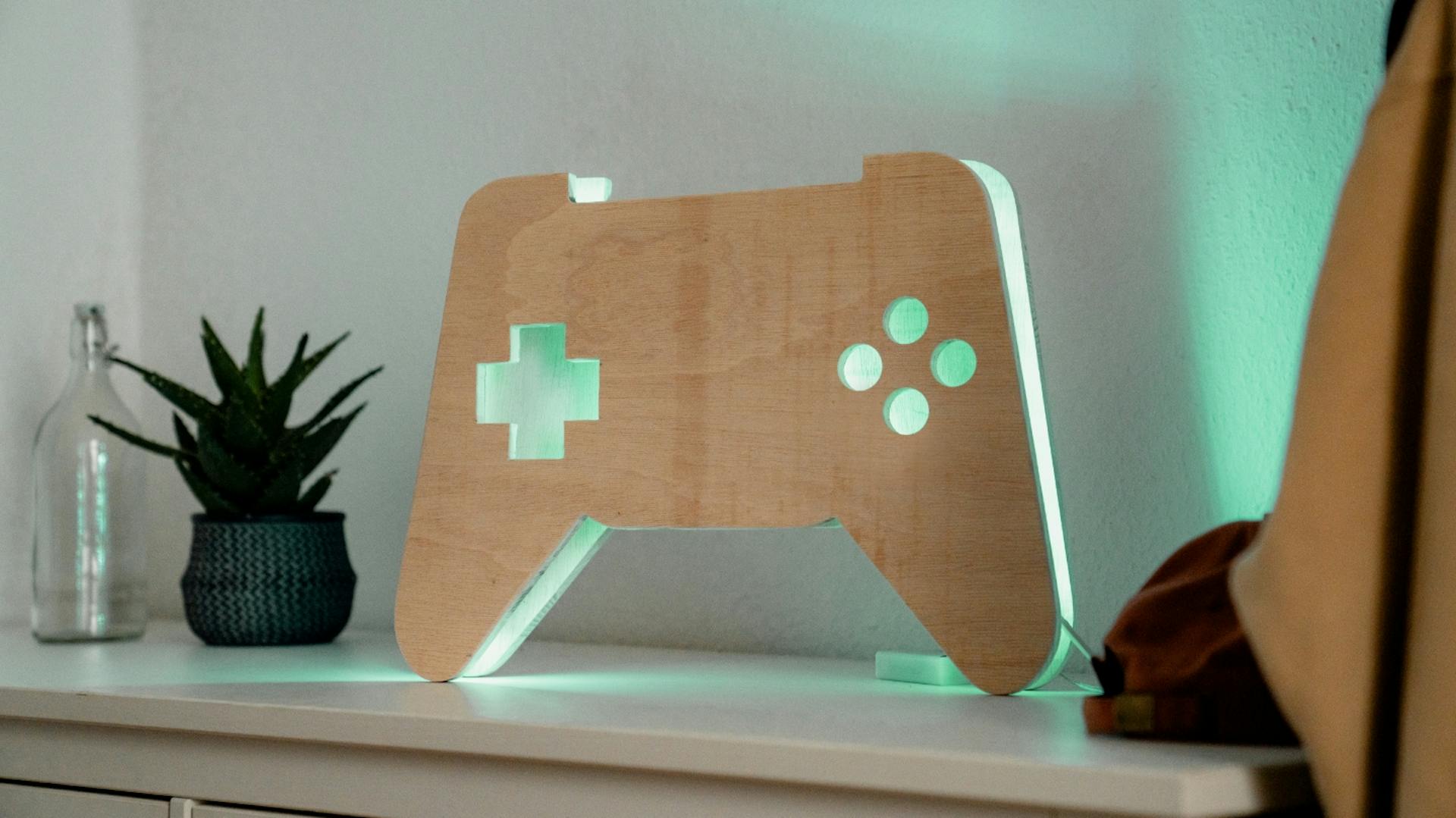 Selbstgebaute Gaming-Lampe aus Holz